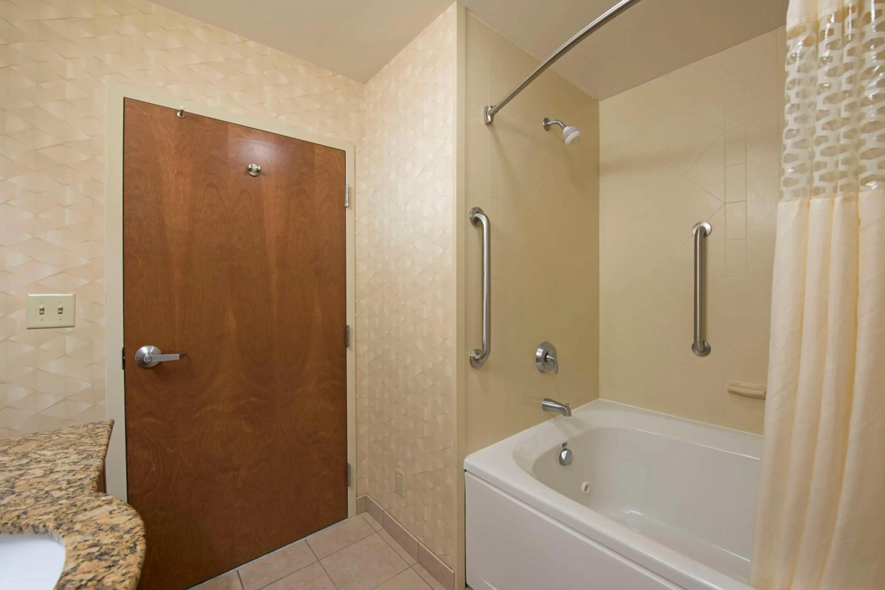 Bathroom in Hampton Inn and Suites Indianapolis-Fishers