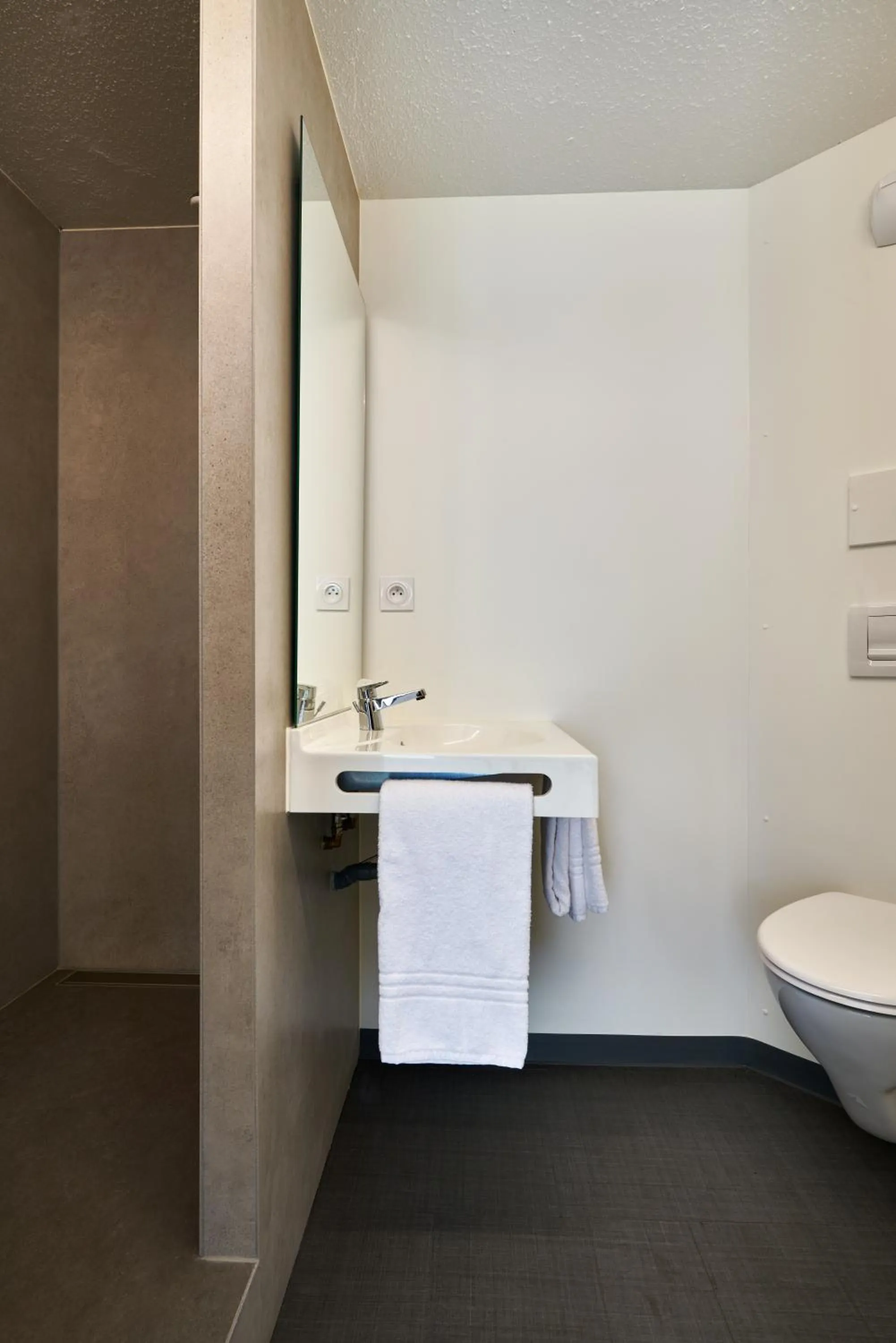 Shower in Première Classe La Roche Sur Yon - Vendéspace