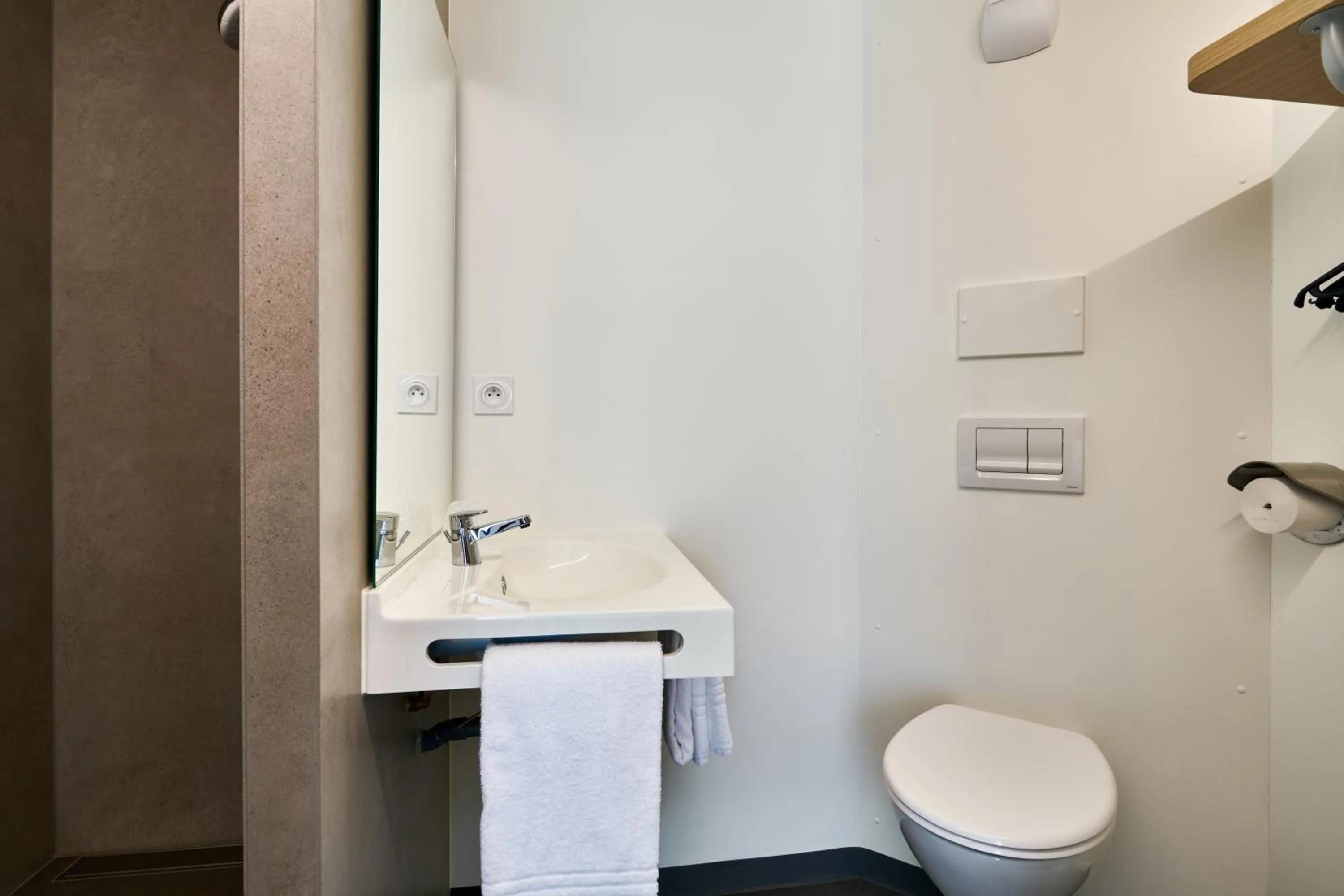 Shower in Première Classe La Roche Sur Yon - Vendéspace