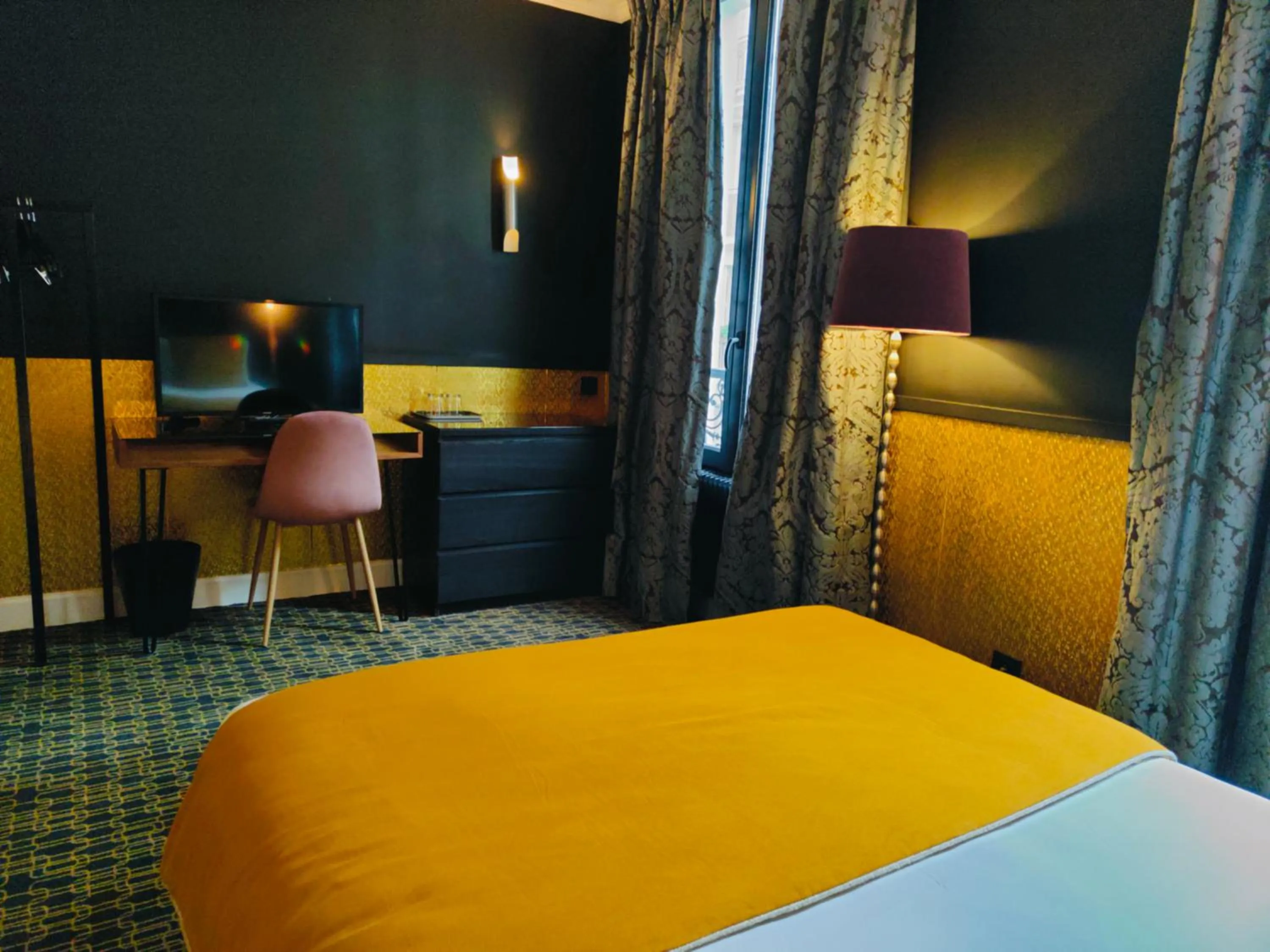 Photo of the whole room, Bed in Hôtel Noir