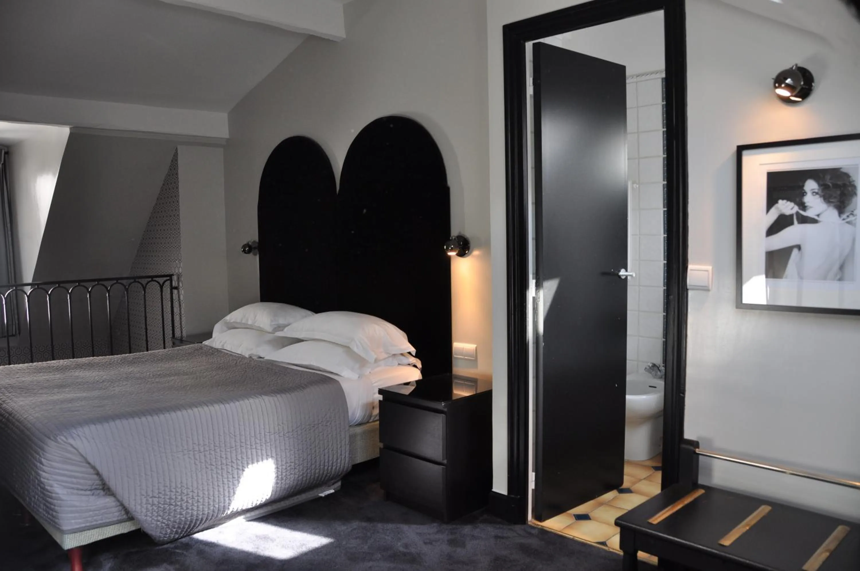 Bed in Hôtel Noir