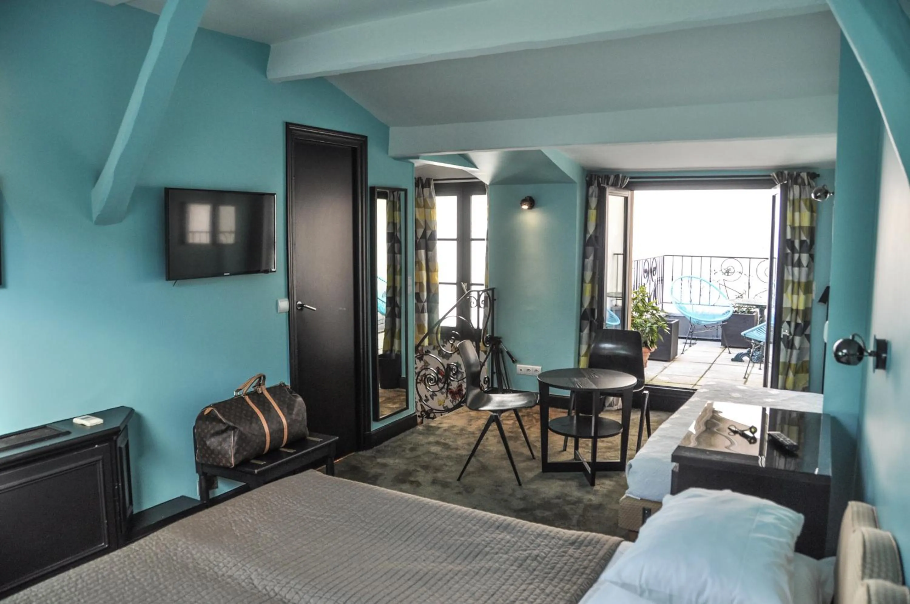 Photo of the whole room, Bed in Hôtel Noir