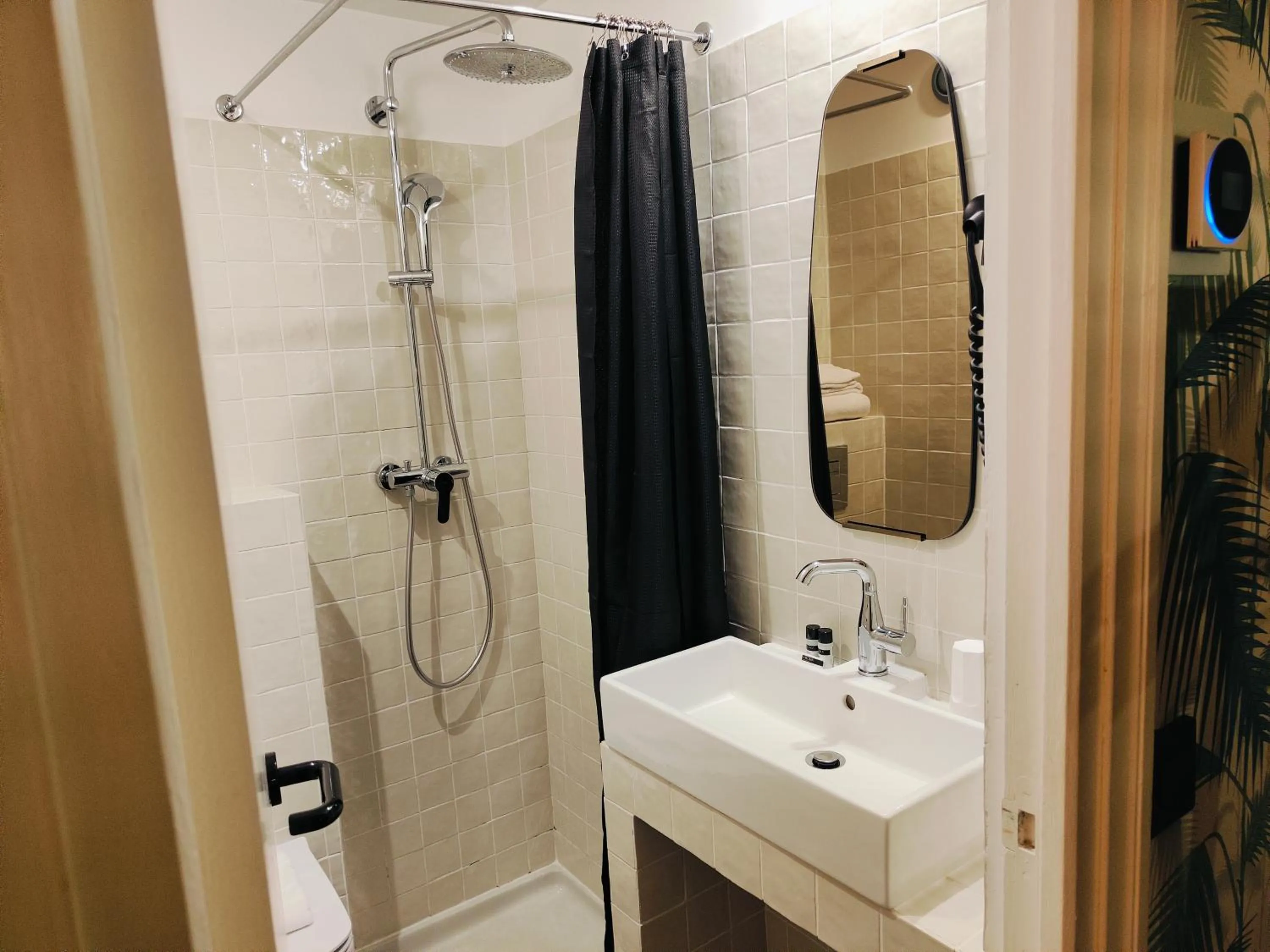 Bathroom in Hôtel Noir