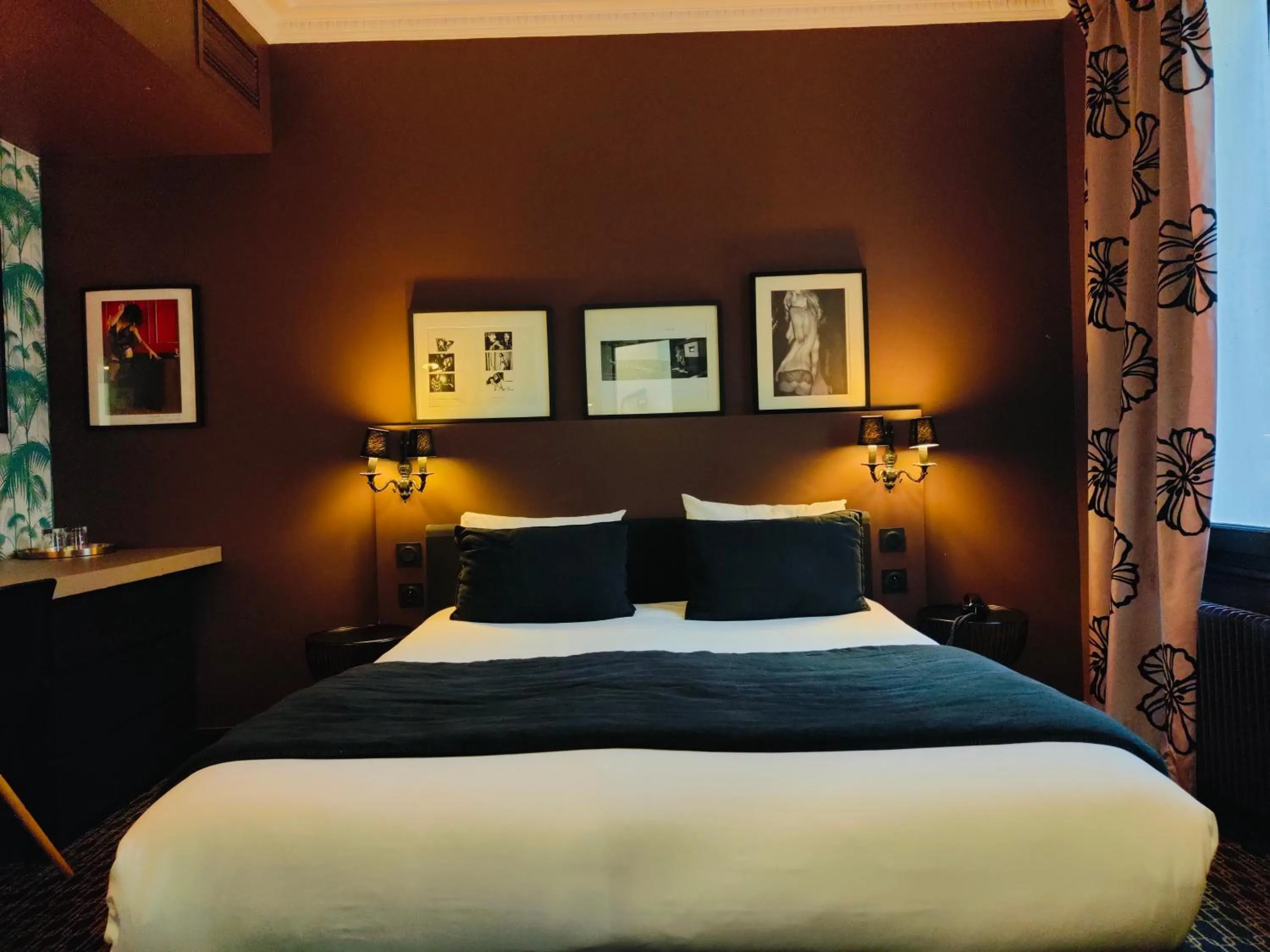 Bed in Hôtel Noir