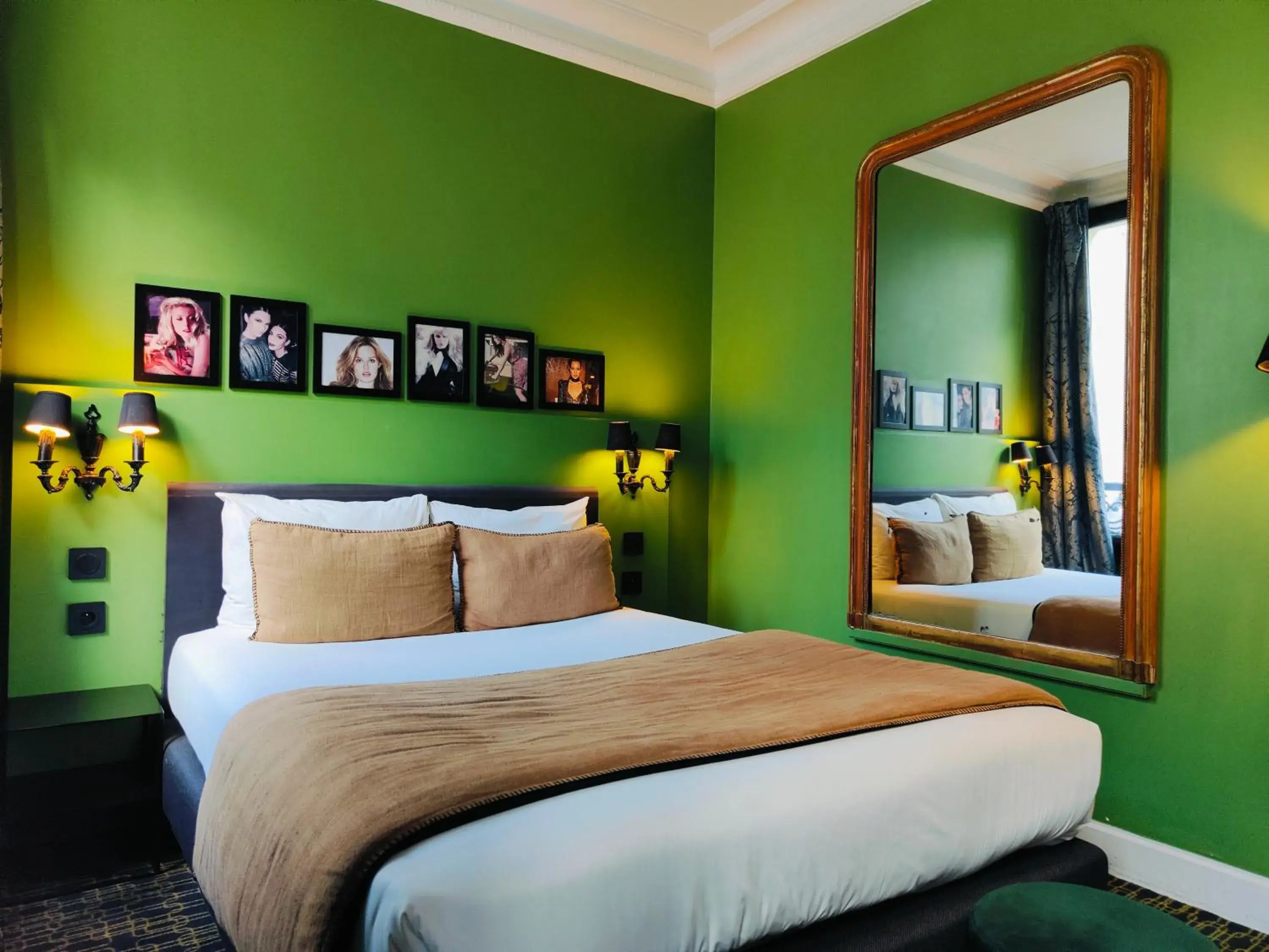 Bed in Hôtel Noir Bed in Hôtel Noir