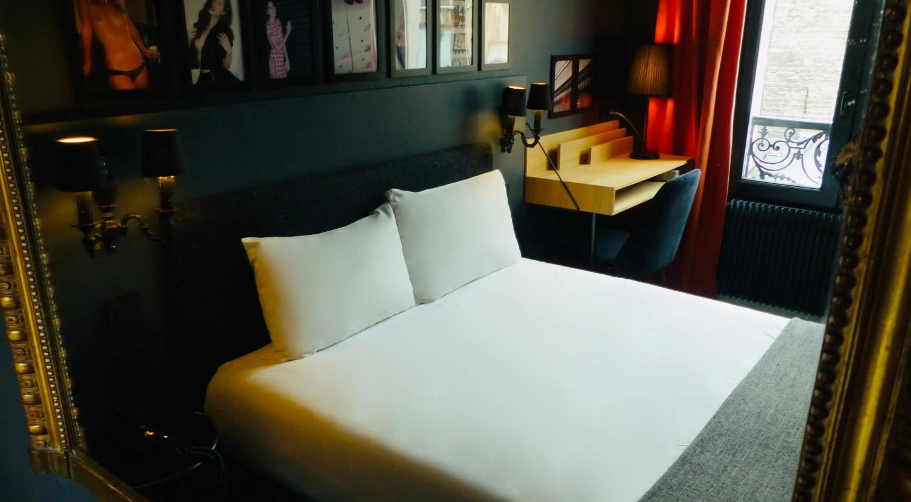 Seating area, Bed in Hôtel Noir