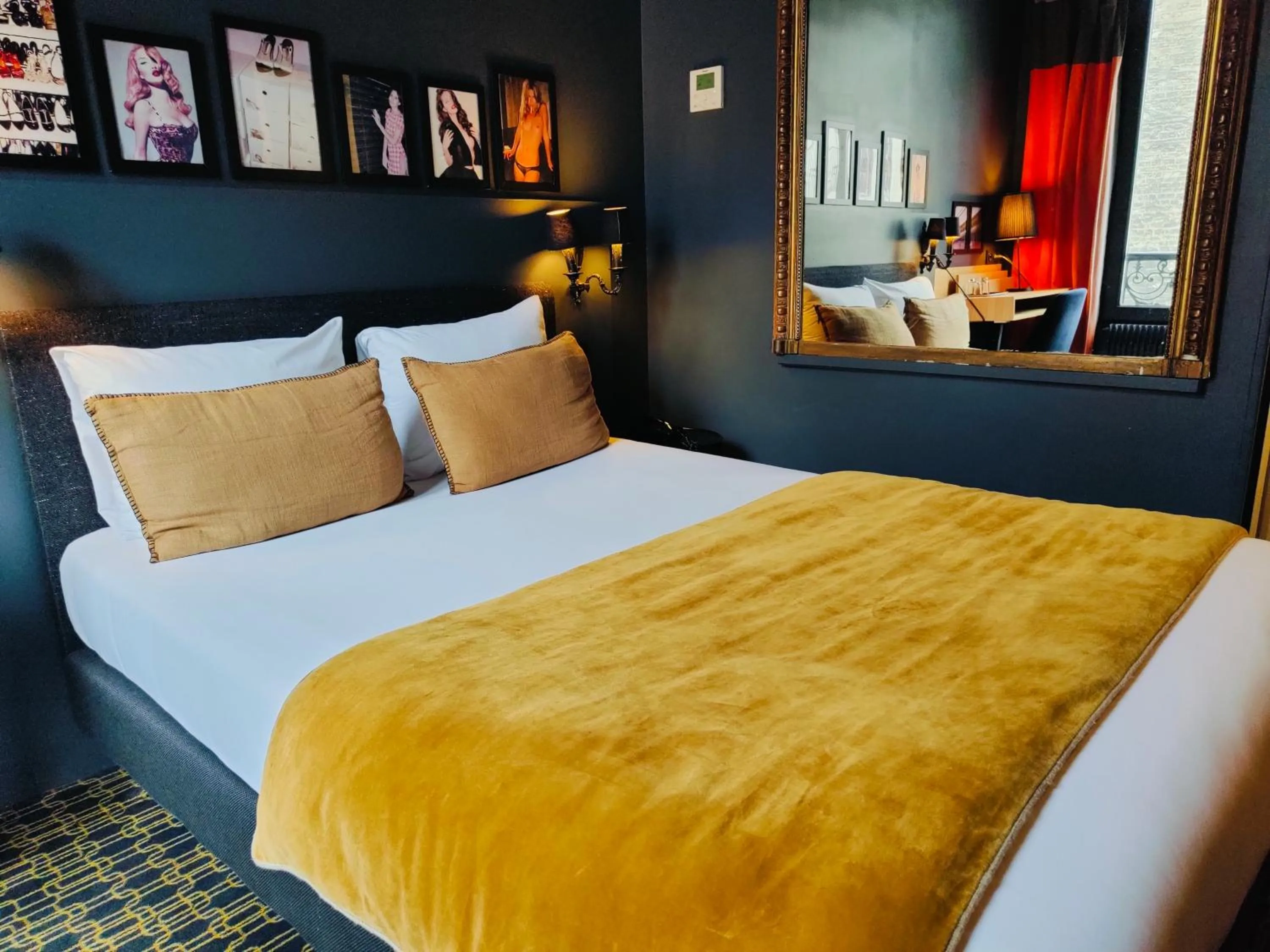 Bed in Hôtel Noir