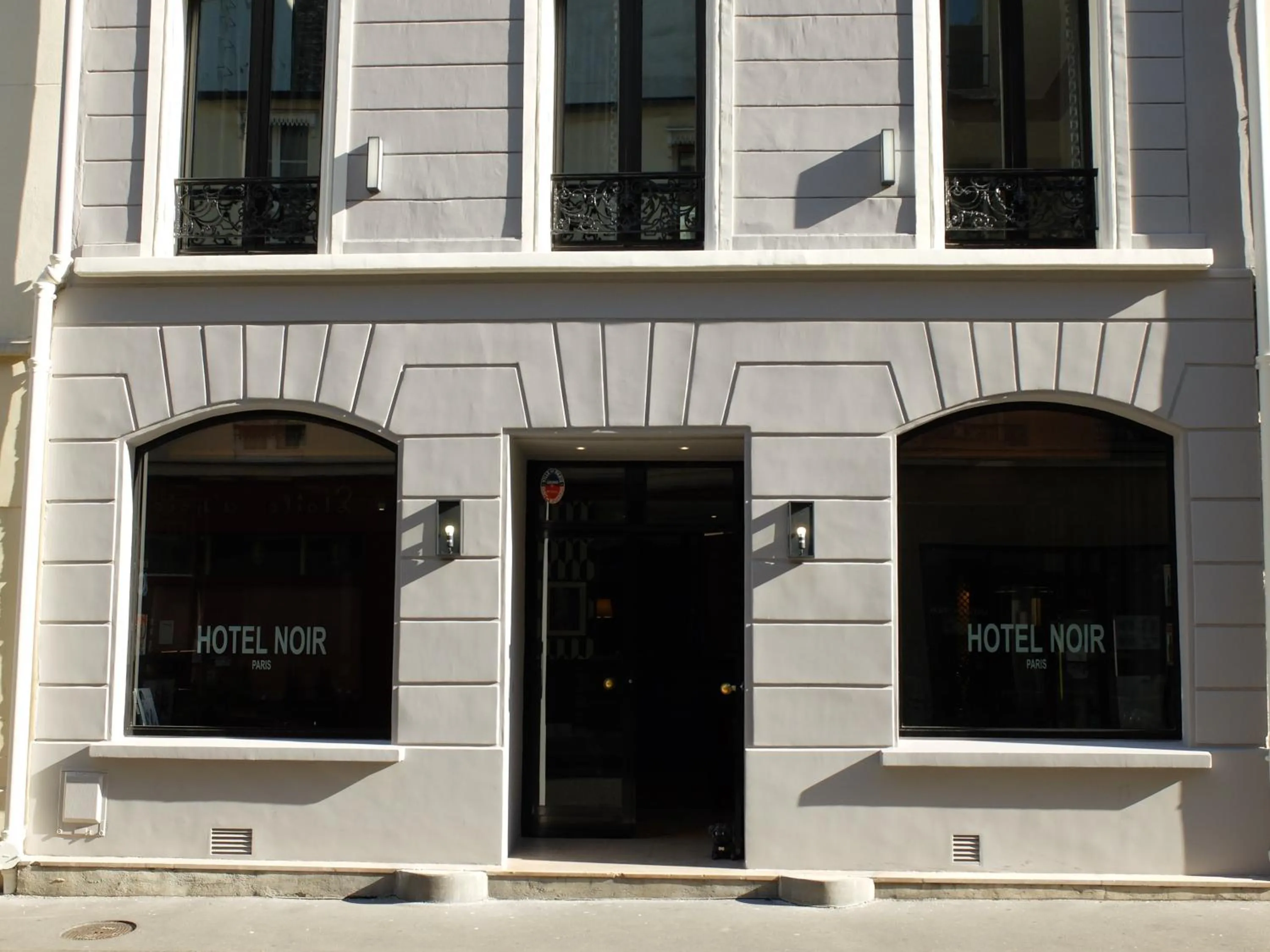 Facade/entrance in Hôtel Noir