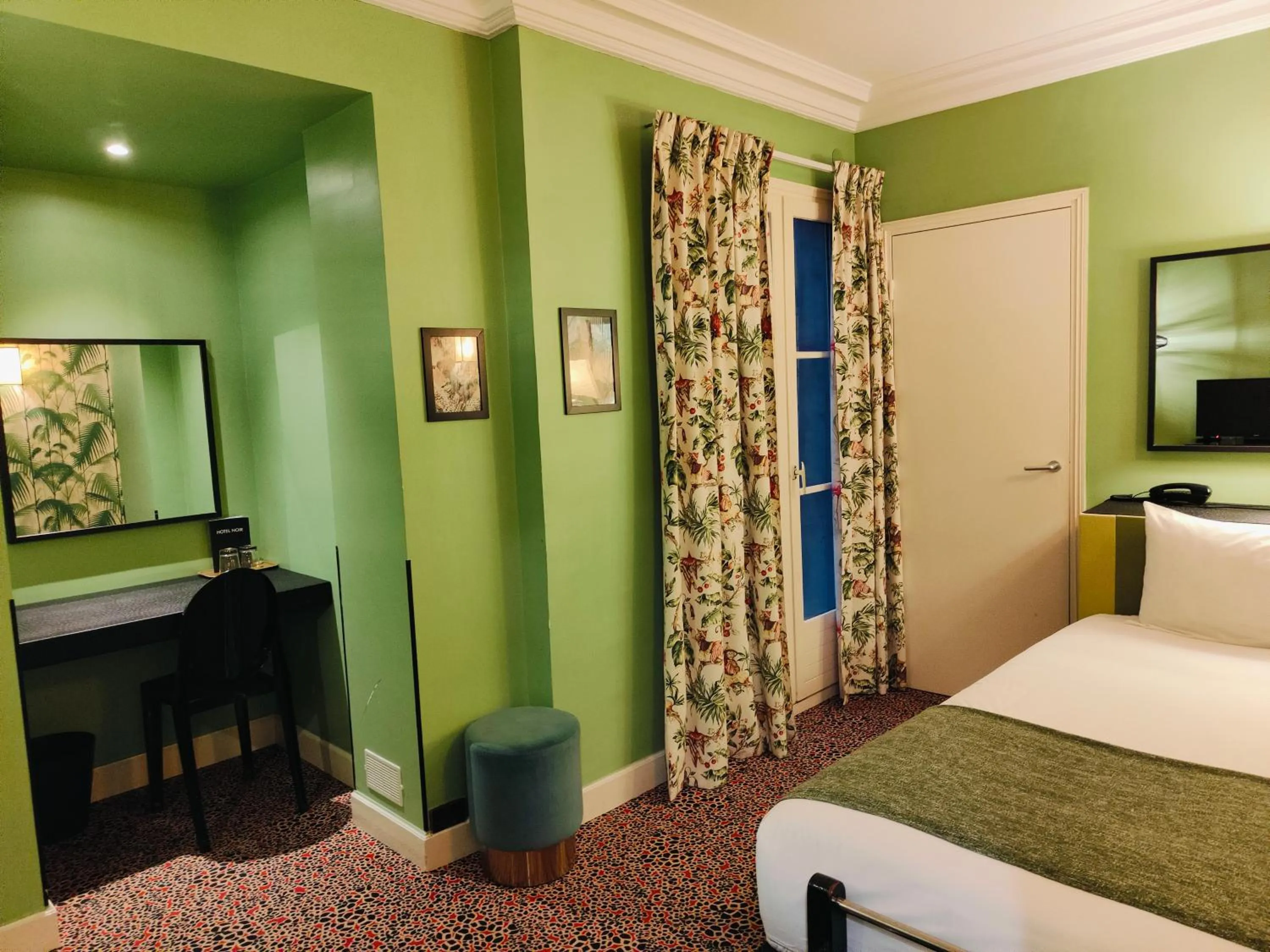 Bedroom, Bed in Hôtel Noir