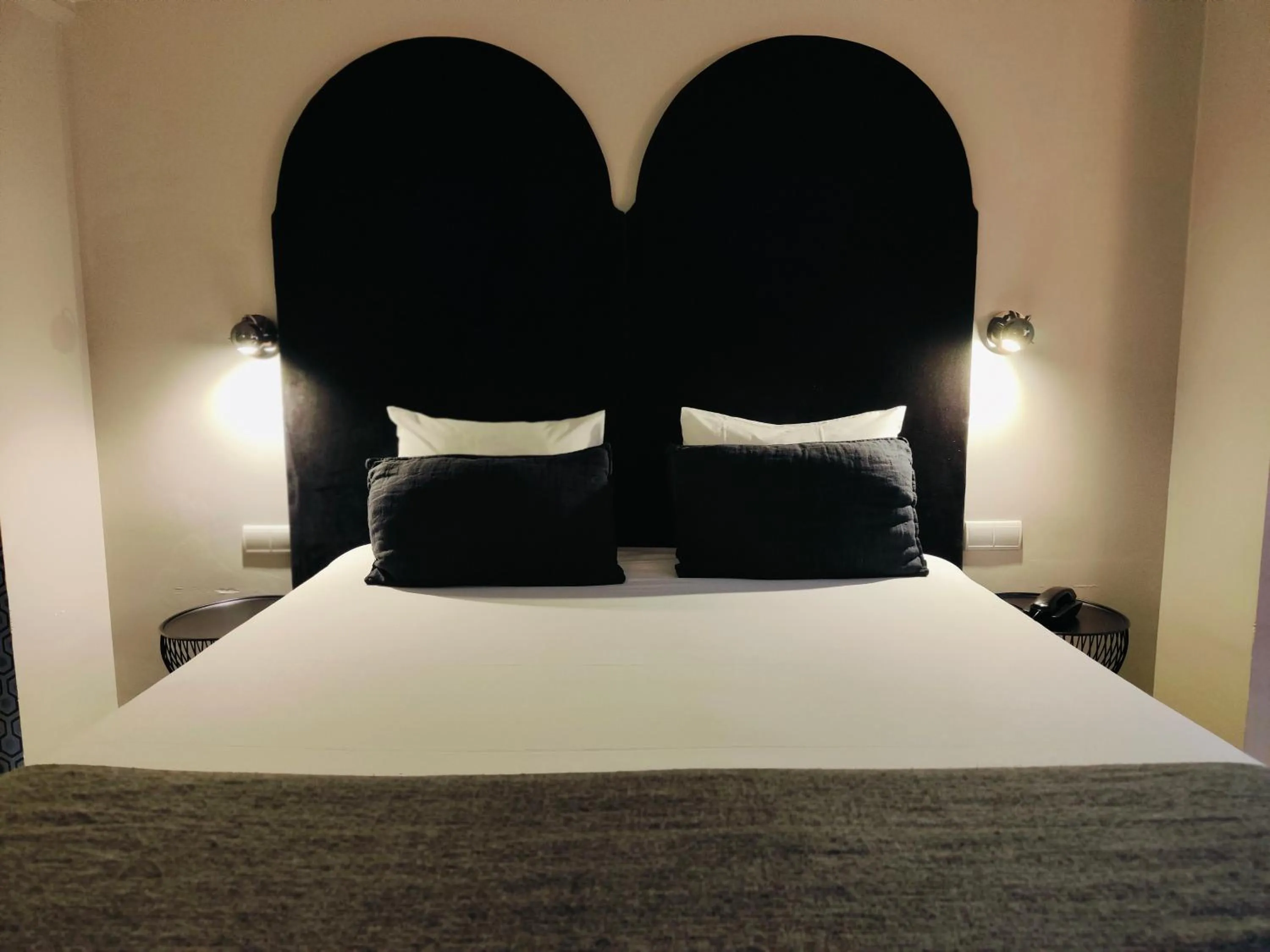 Bed in Hôtel Noir