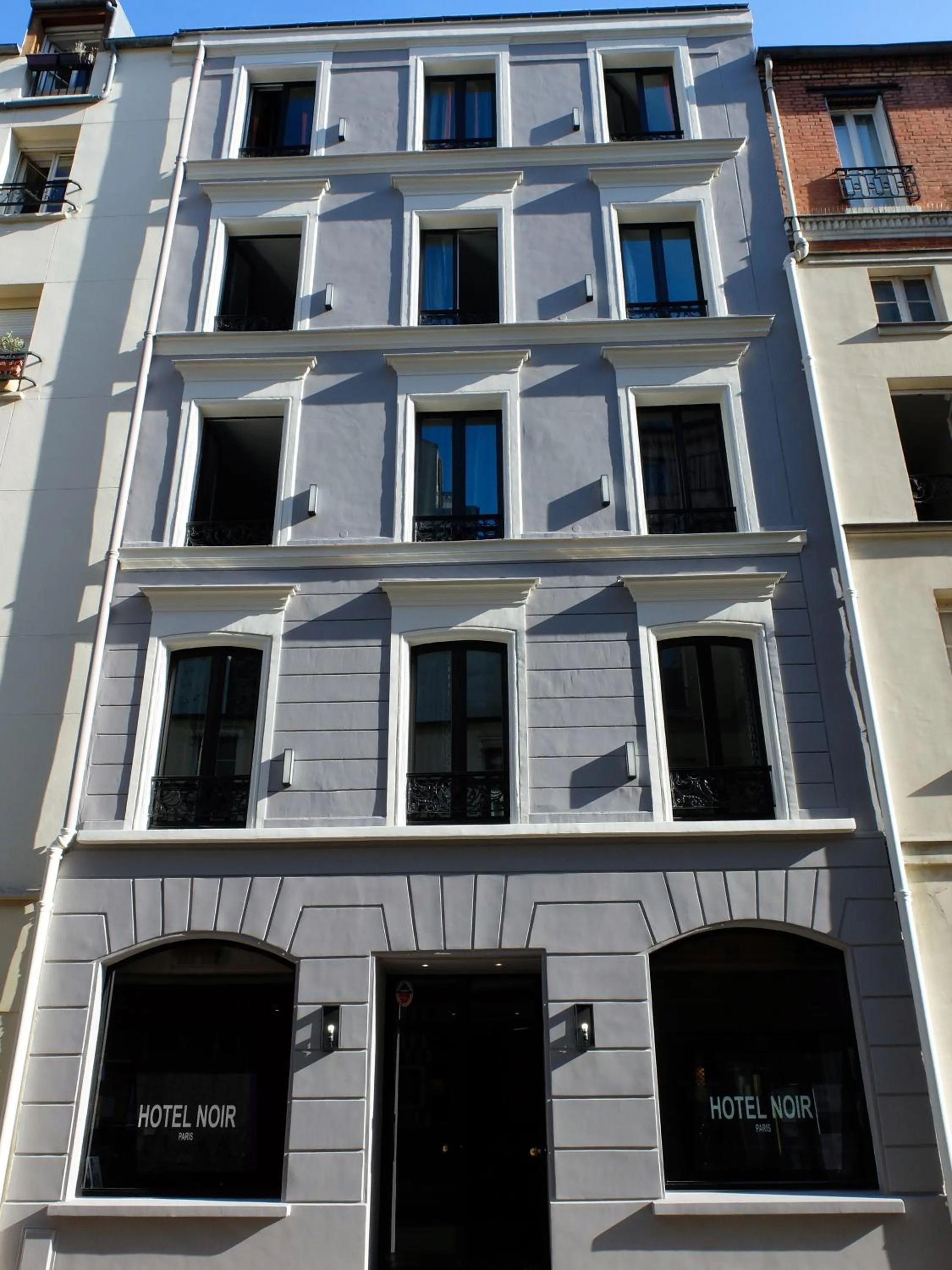 Facade/entrance in Hôtel Noir