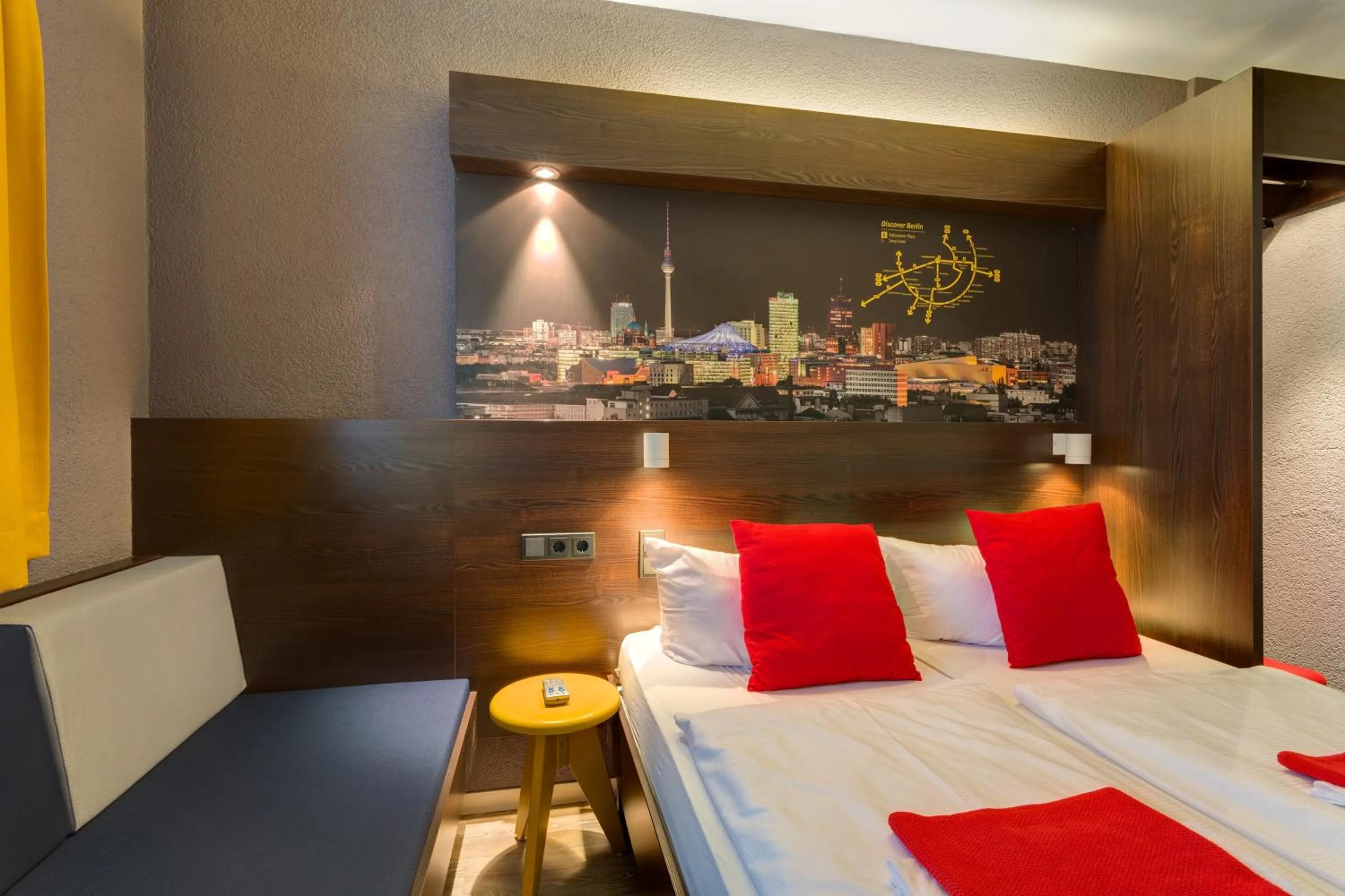 Bedroom, Bed in MEININGER Hotel Berlin Hauptbahnhof