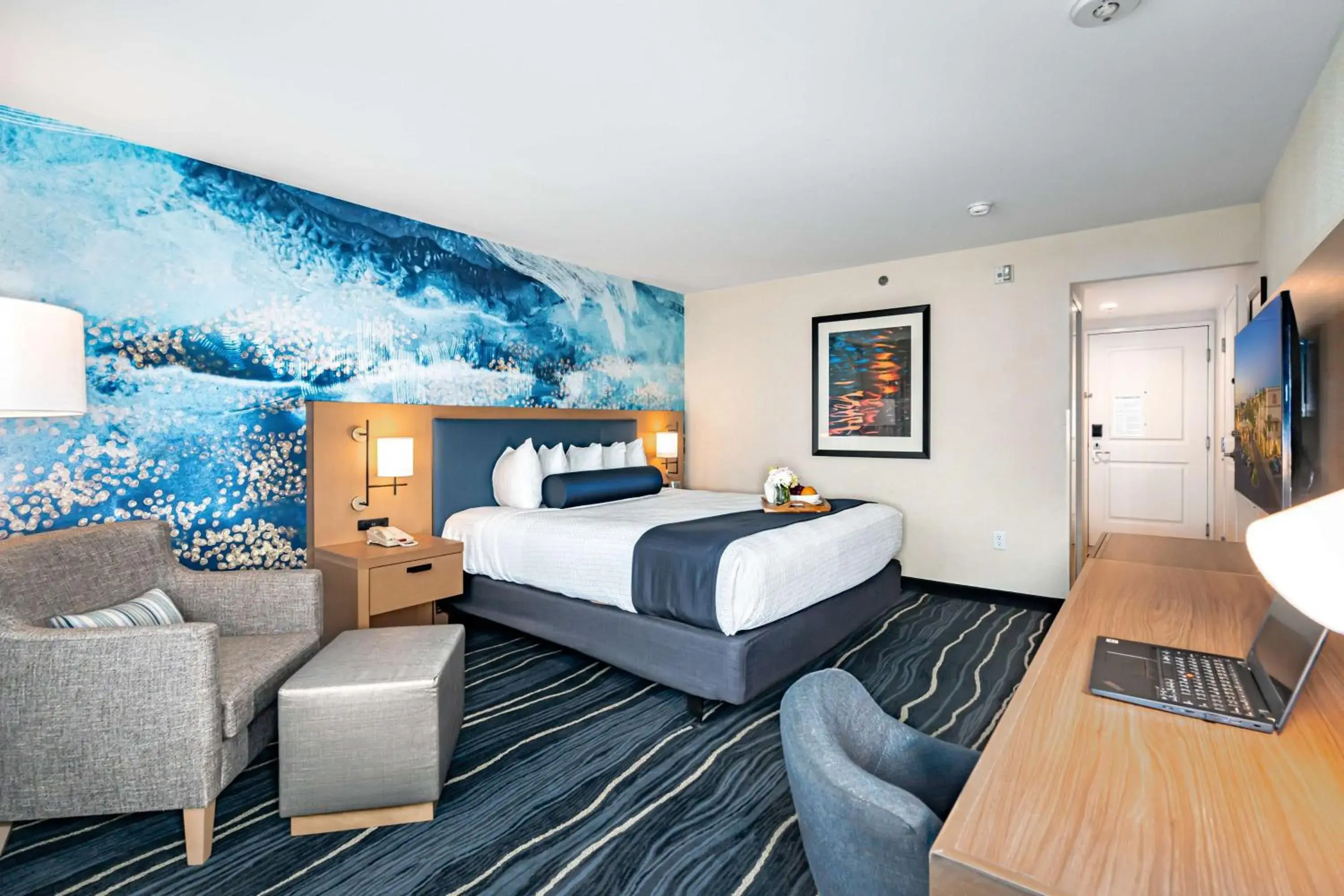 Photo of the whole room, Bed in Best Western Plus Marina Gateway Hotel Photo of the whole room, Bed in Best Western Plus Marina Gateway Hotel