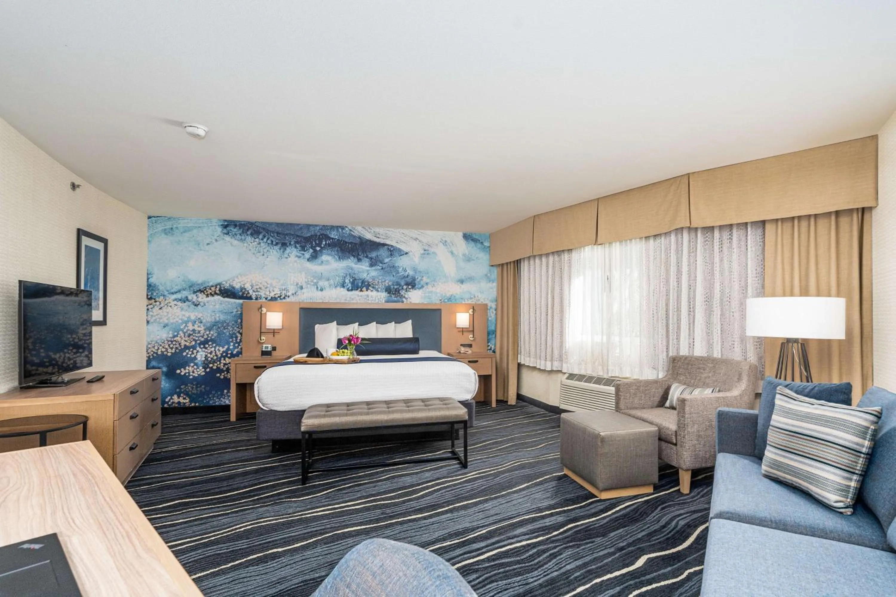 Photo of the whole room, Bed in Best Western Plus Marina Gateway Hotel