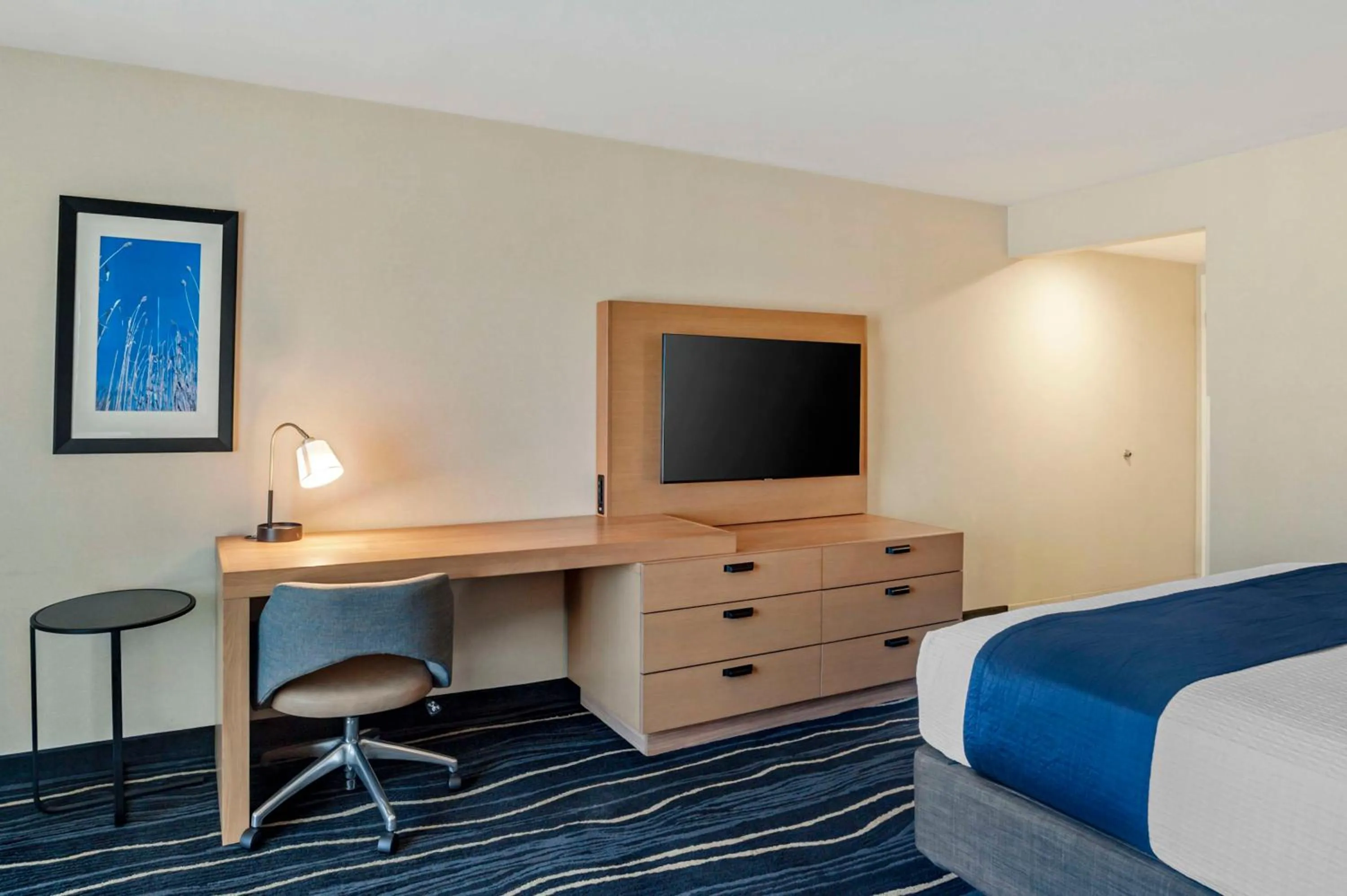 Bedroom in Best Western Plus Marina Gateway Hotel