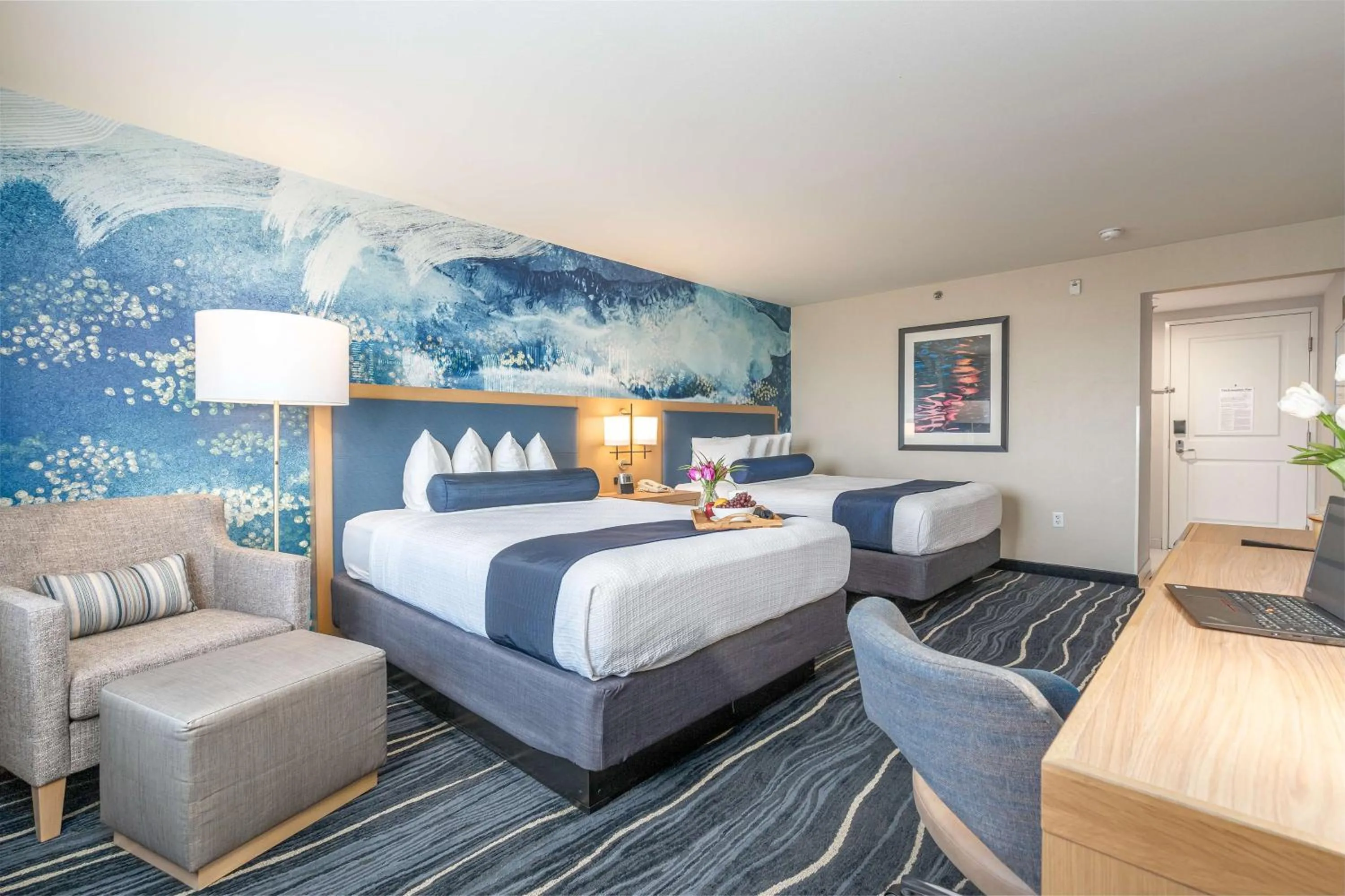 Photo of the whole room, Bed in Best Western Plus Marina Gateway Hotel