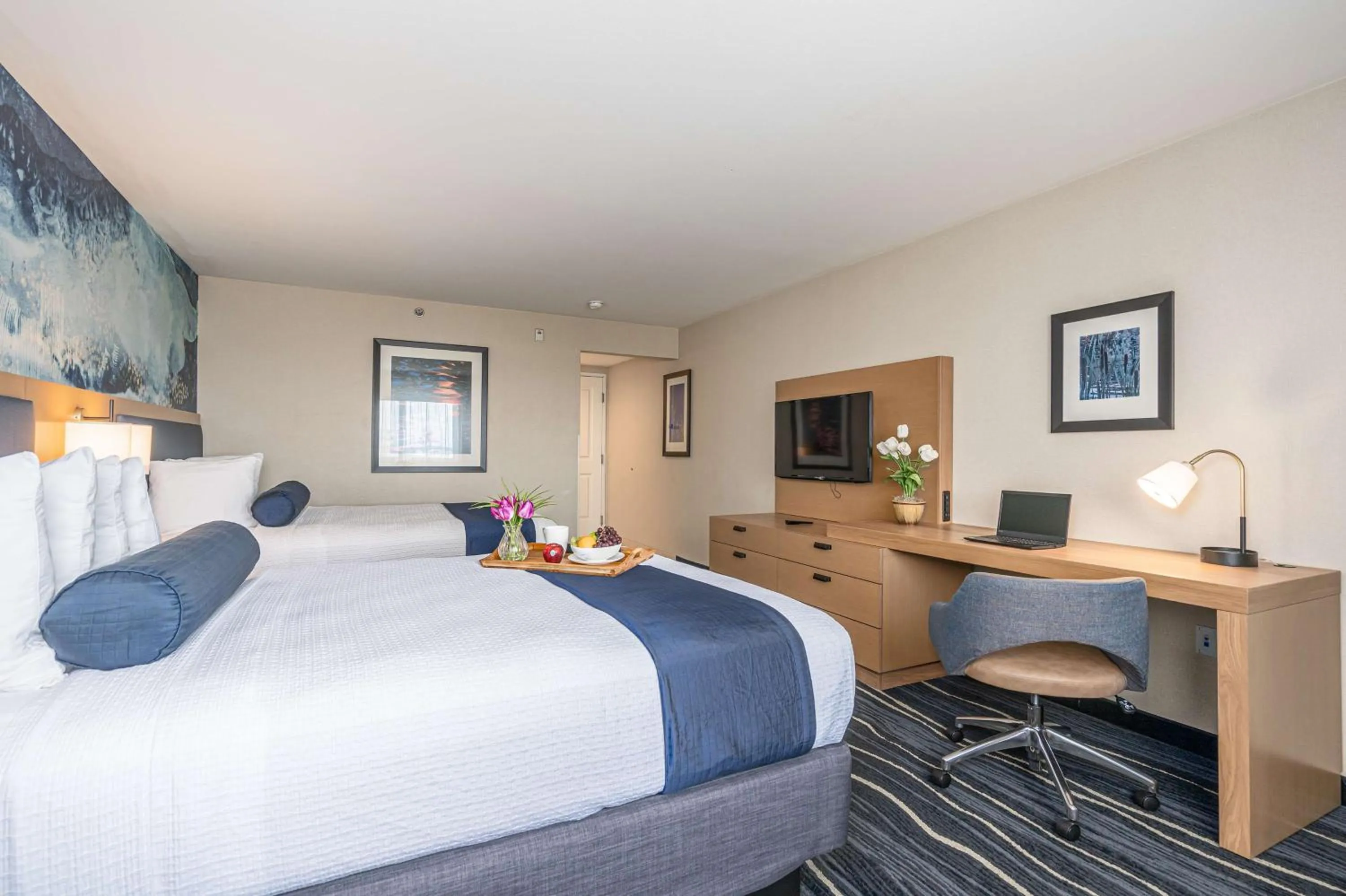 Photo of the whole room, Bed in Best Western Plus Marina Gateway Hotel