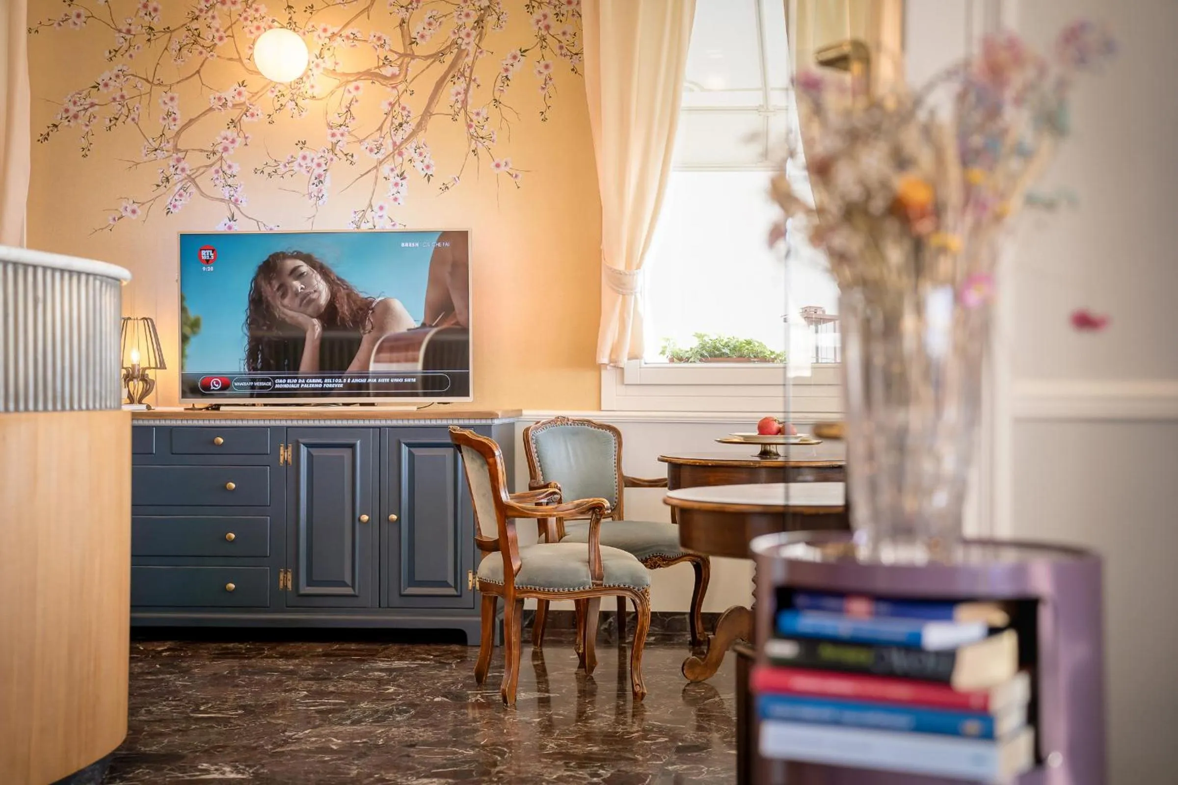 Communal lounge/ TV room in Hotel Le Lampare