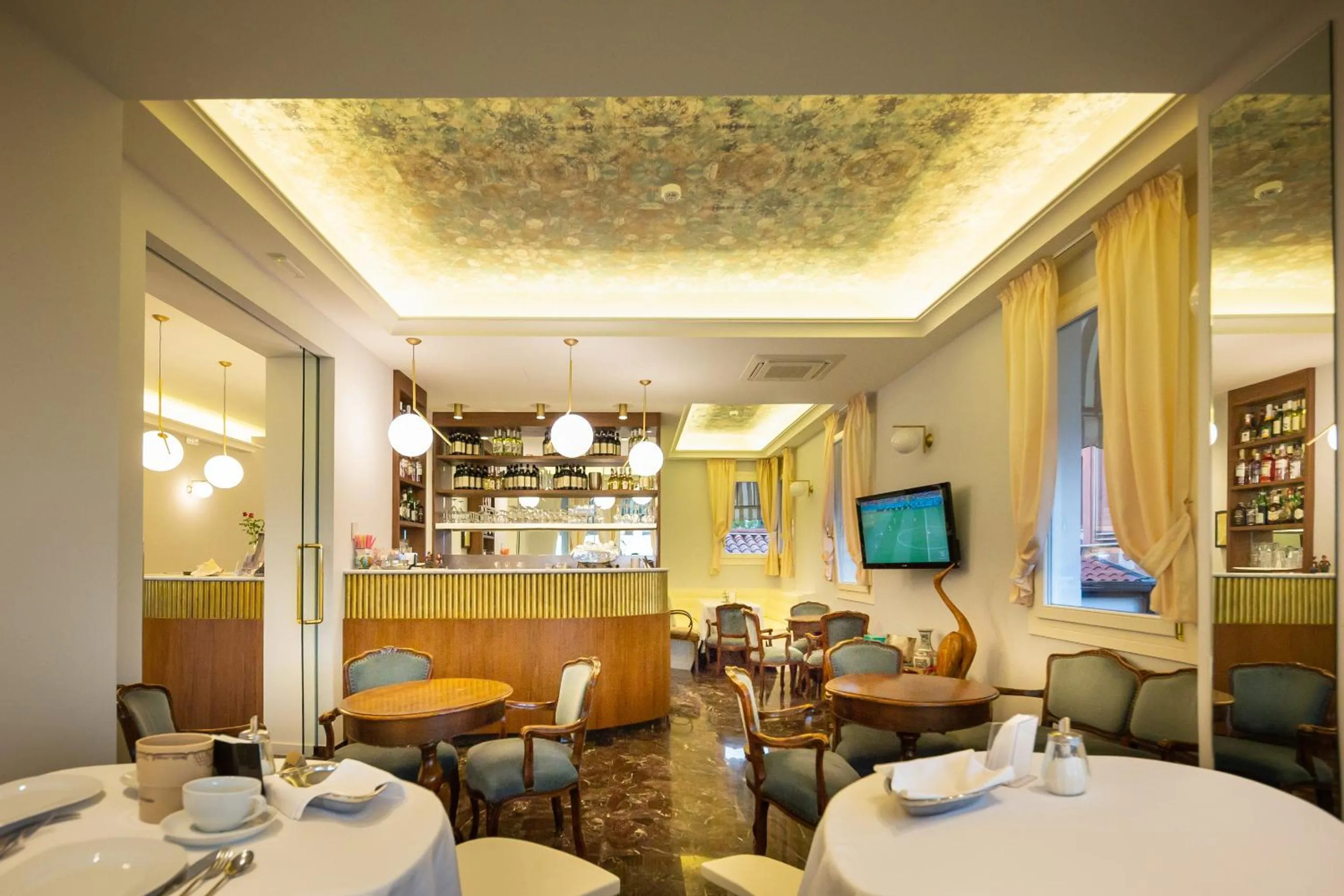 Communal lounge/ TV room in Hotel Le Lampare