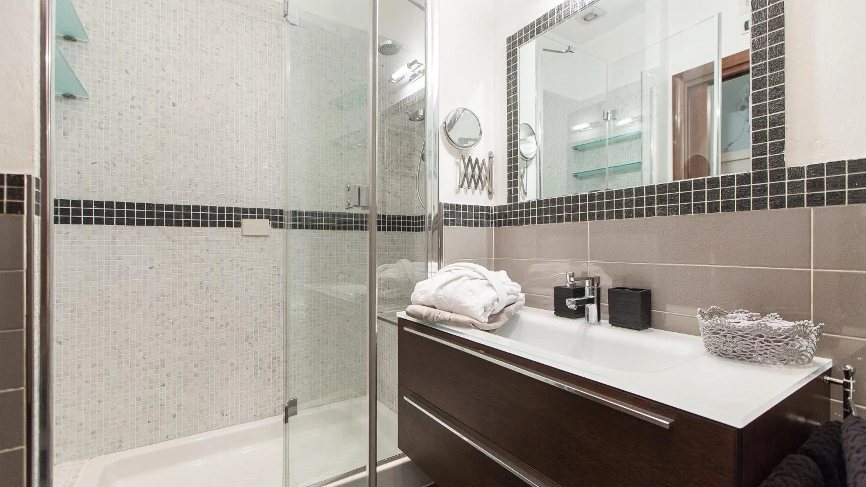 Shower in Rental in Rome Mial house