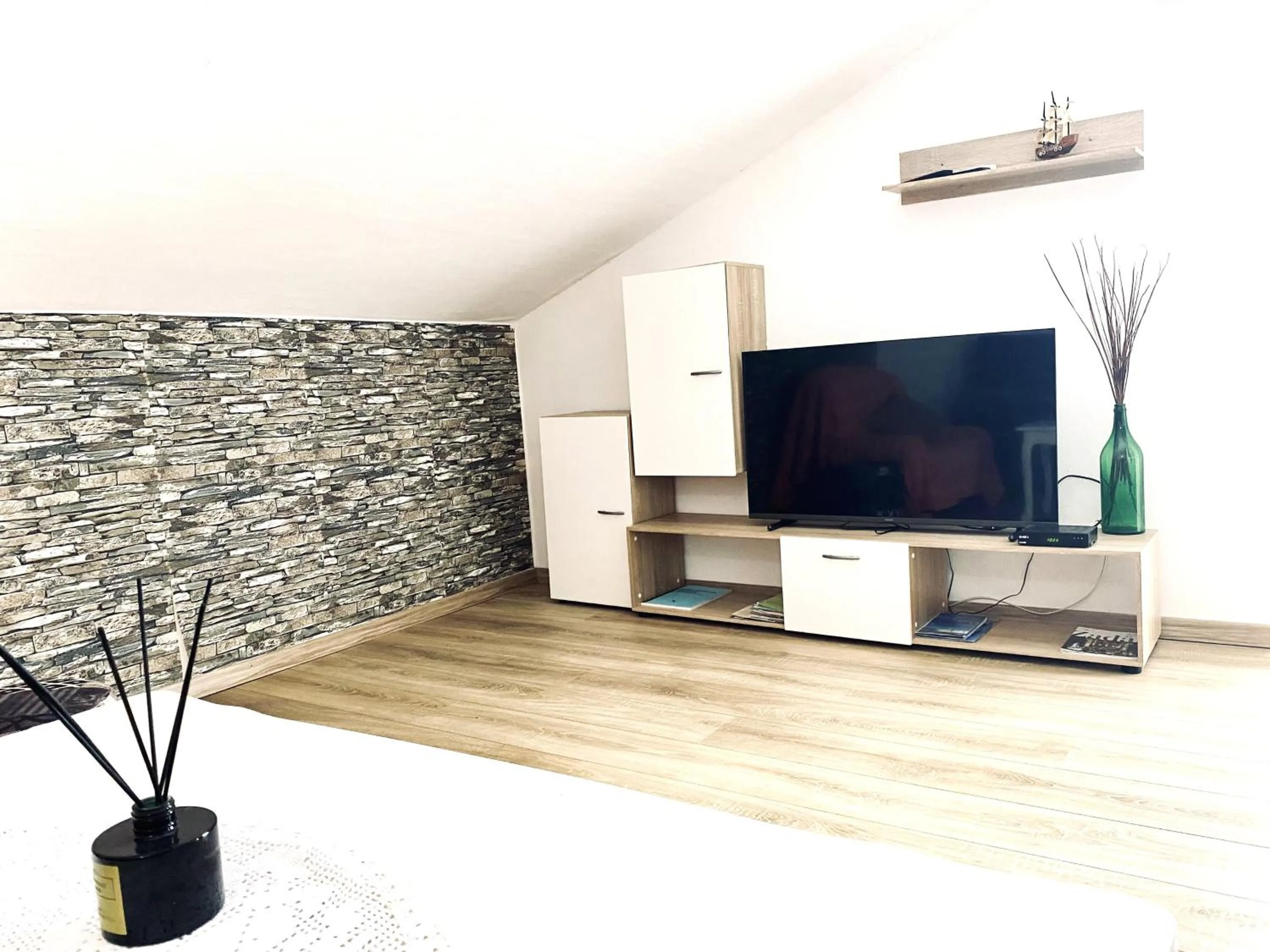 TV and multimedia in Luna Maris Apartments
