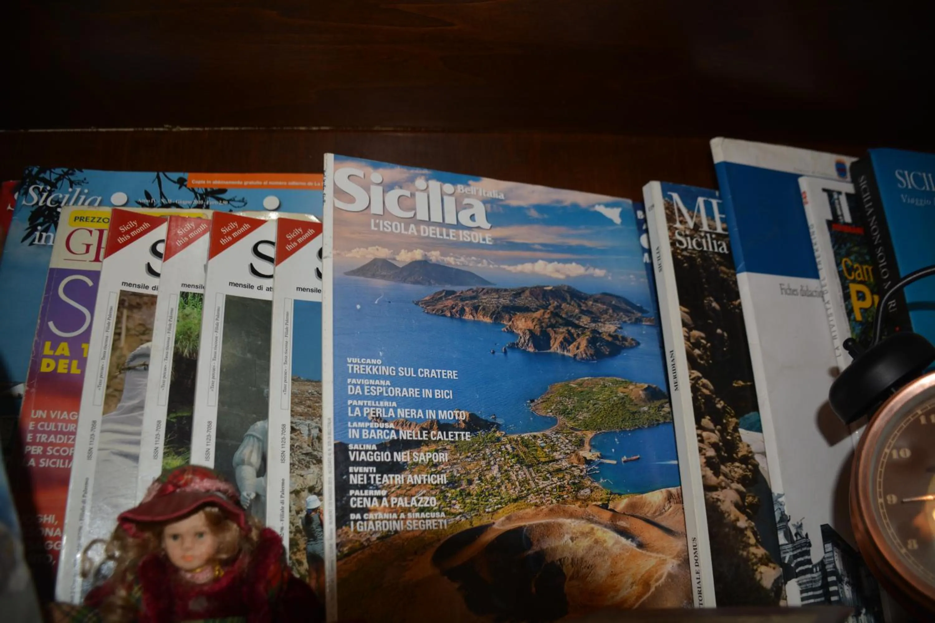 Library in Etna Hiking B&B