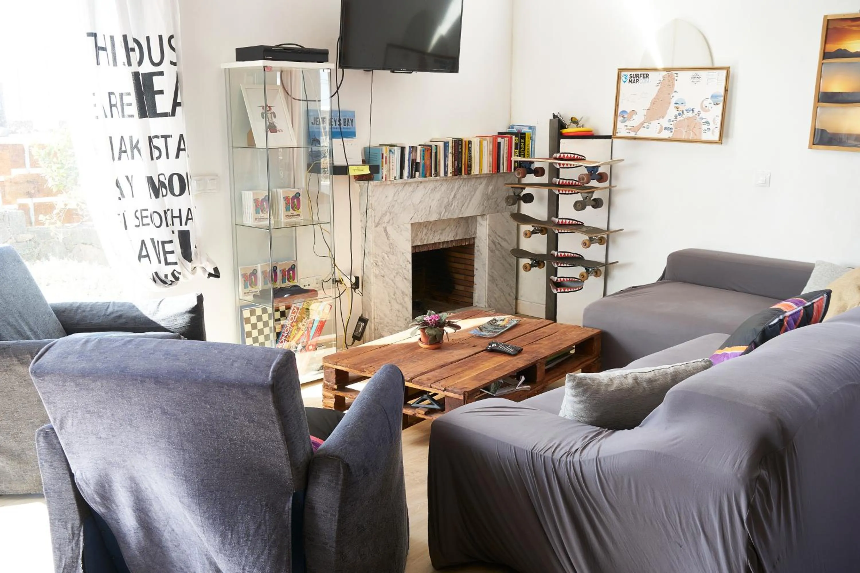 Communal lounge/ TV room in Da Mata Kite&Surf House