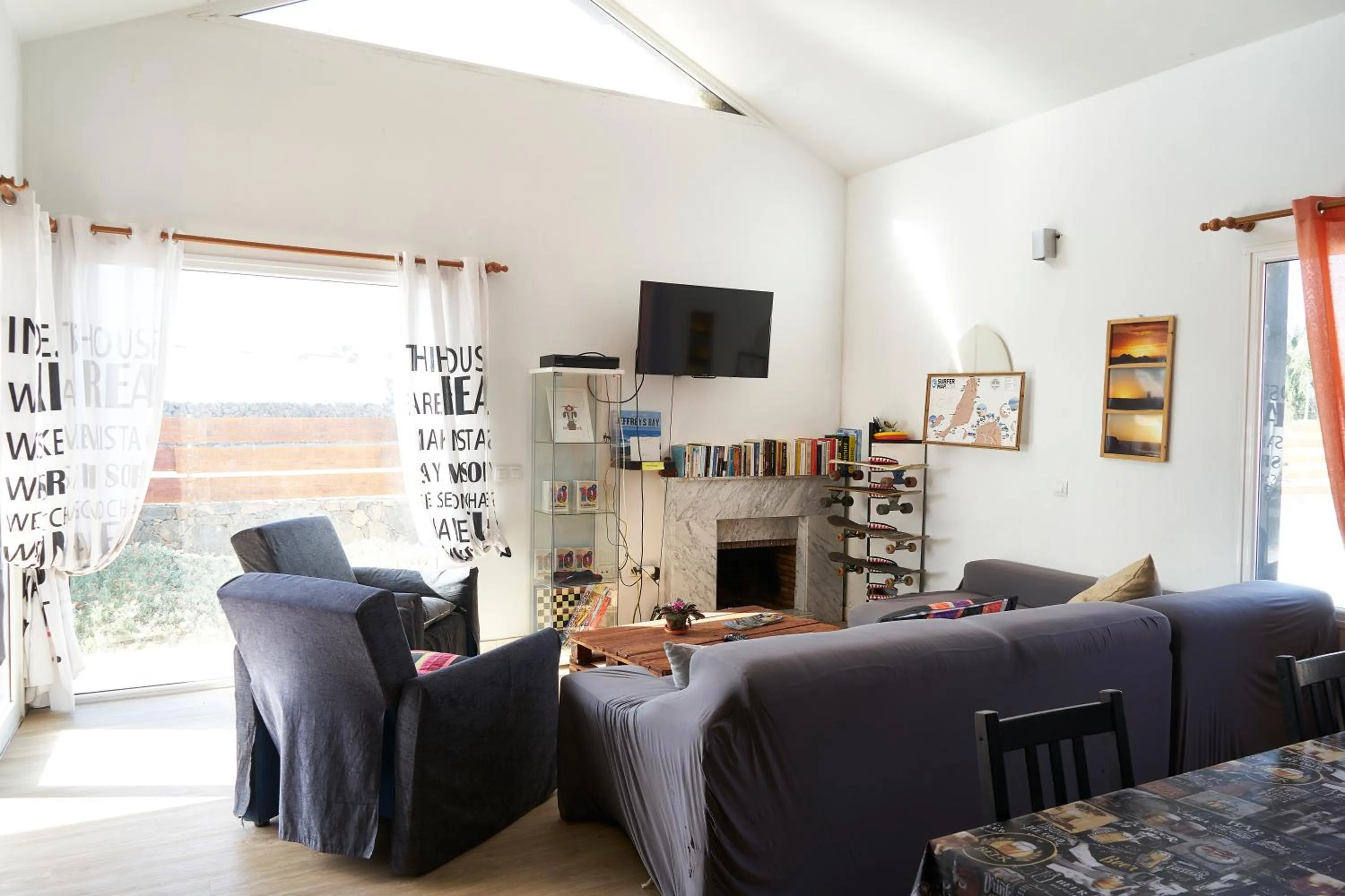 Communal lounge/ TV room in Da Mata Kite&Surf House