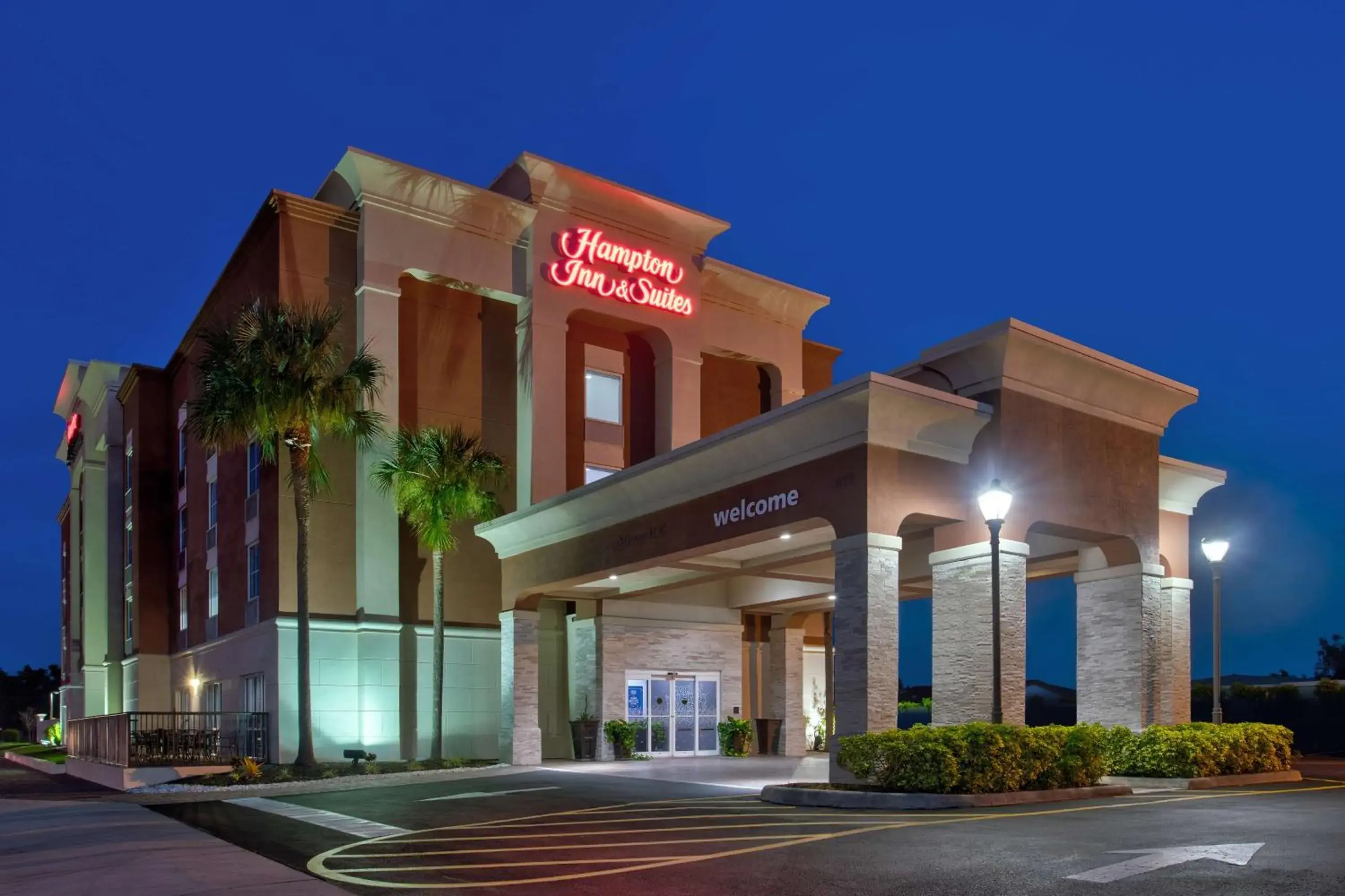 Property building in Hampton Inn & Suites Cape Coral / Fort Myers Property building in Hampton Inn & Suites Cape Coral / Fort Myers