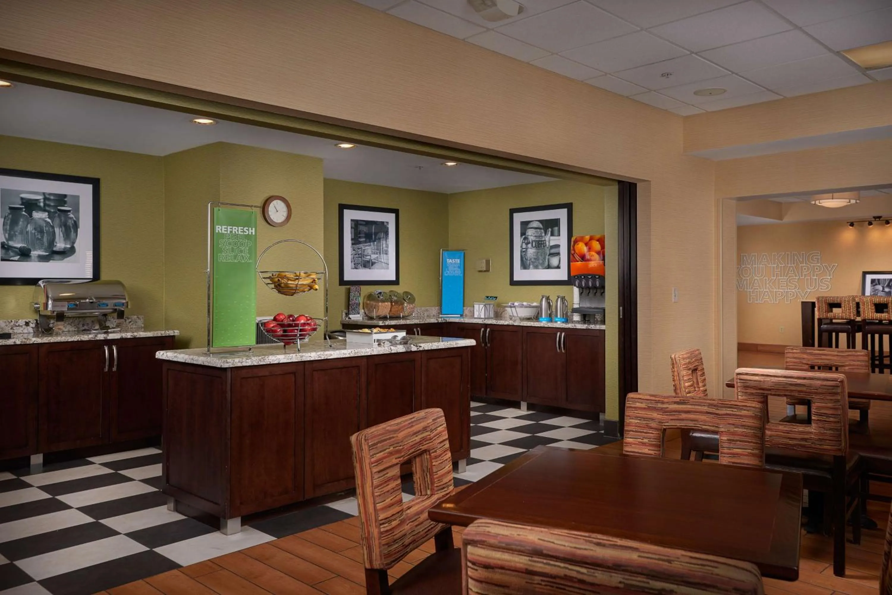 Restaurant/places to eat in Hampton Inn Phoenix/Anthem