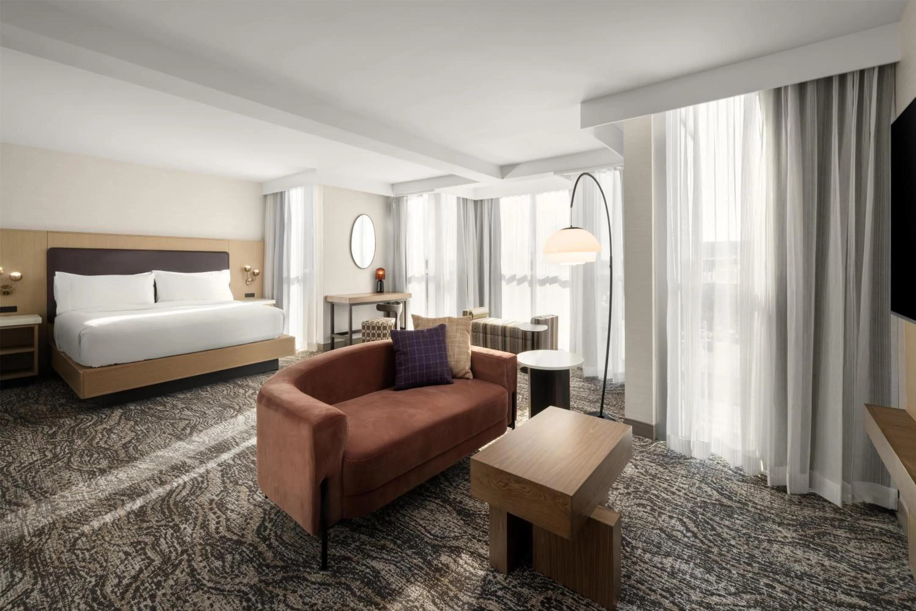 Bed in Embassy Suites by Hilton Cincinnati Northeast - Blue Ash