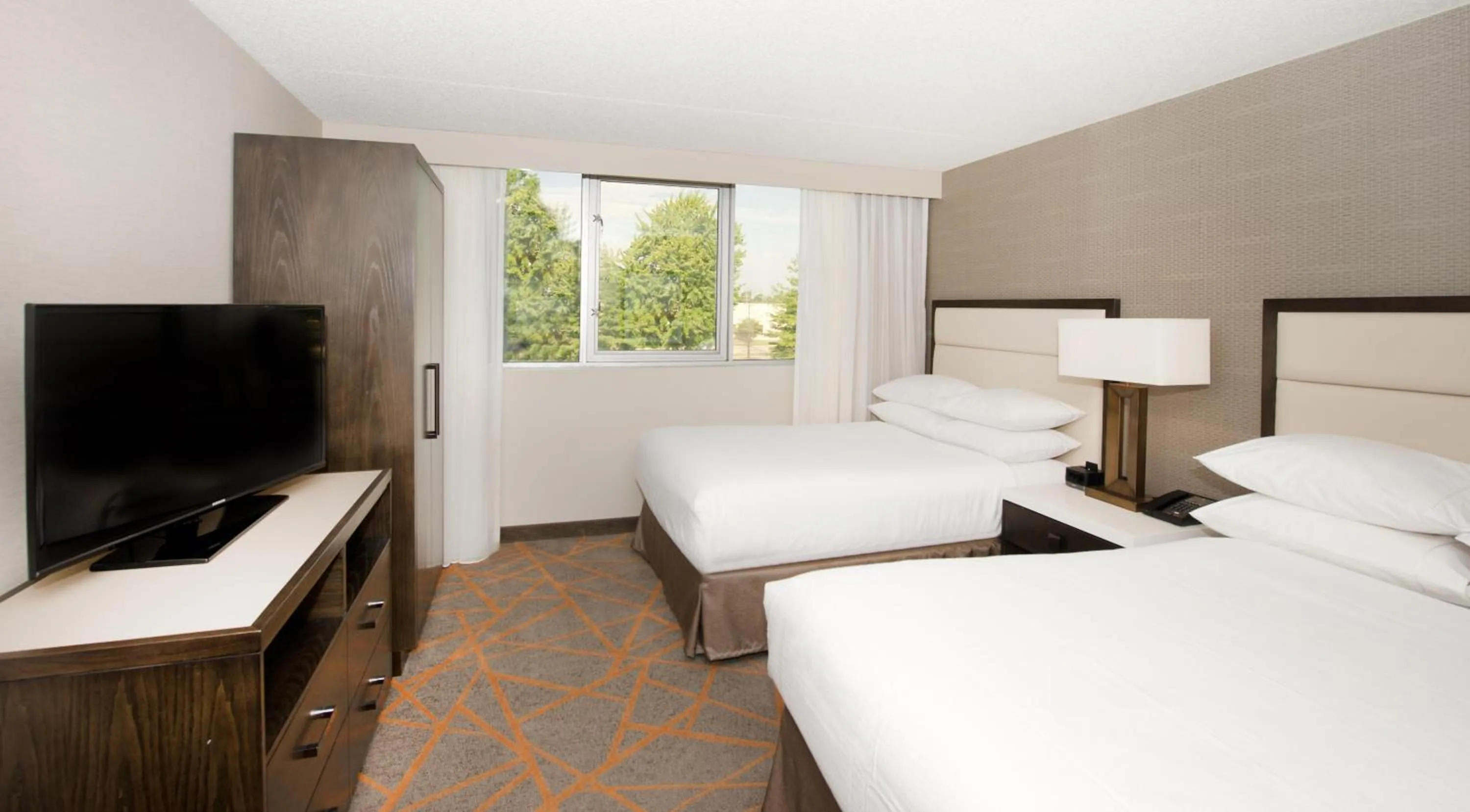 Bed in Embassy Suites by Hilton Cincinnati Northeast - Blue Ash