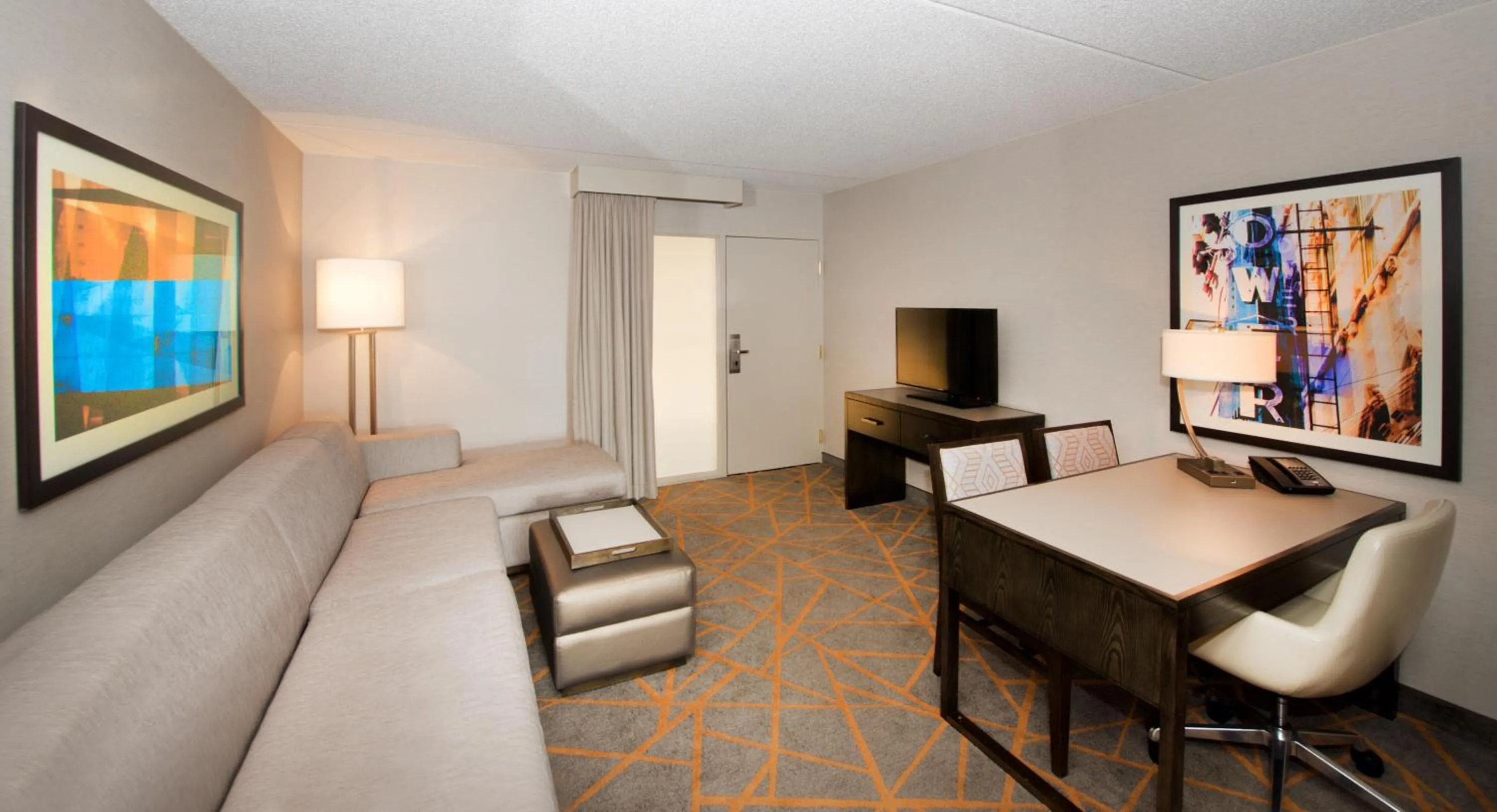Living room in Embassy Suites by Hilton Cincinnati Northeast - Blue Ash
