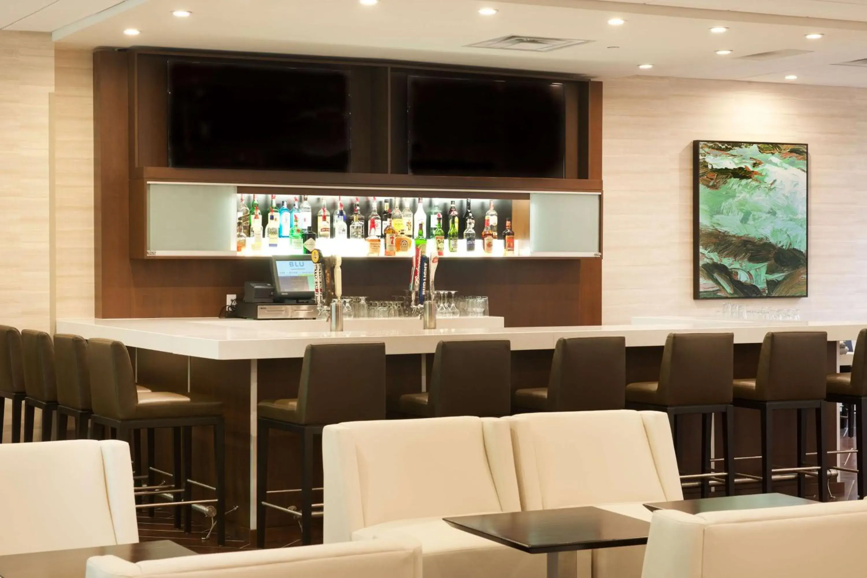 Lounge or bar in Embassy Suites by Hilton Cincinnati Northeast - Blue Ash Lounge or bar in Embassy Suites by Hilton Cincinnati Northeast - Blue Ash