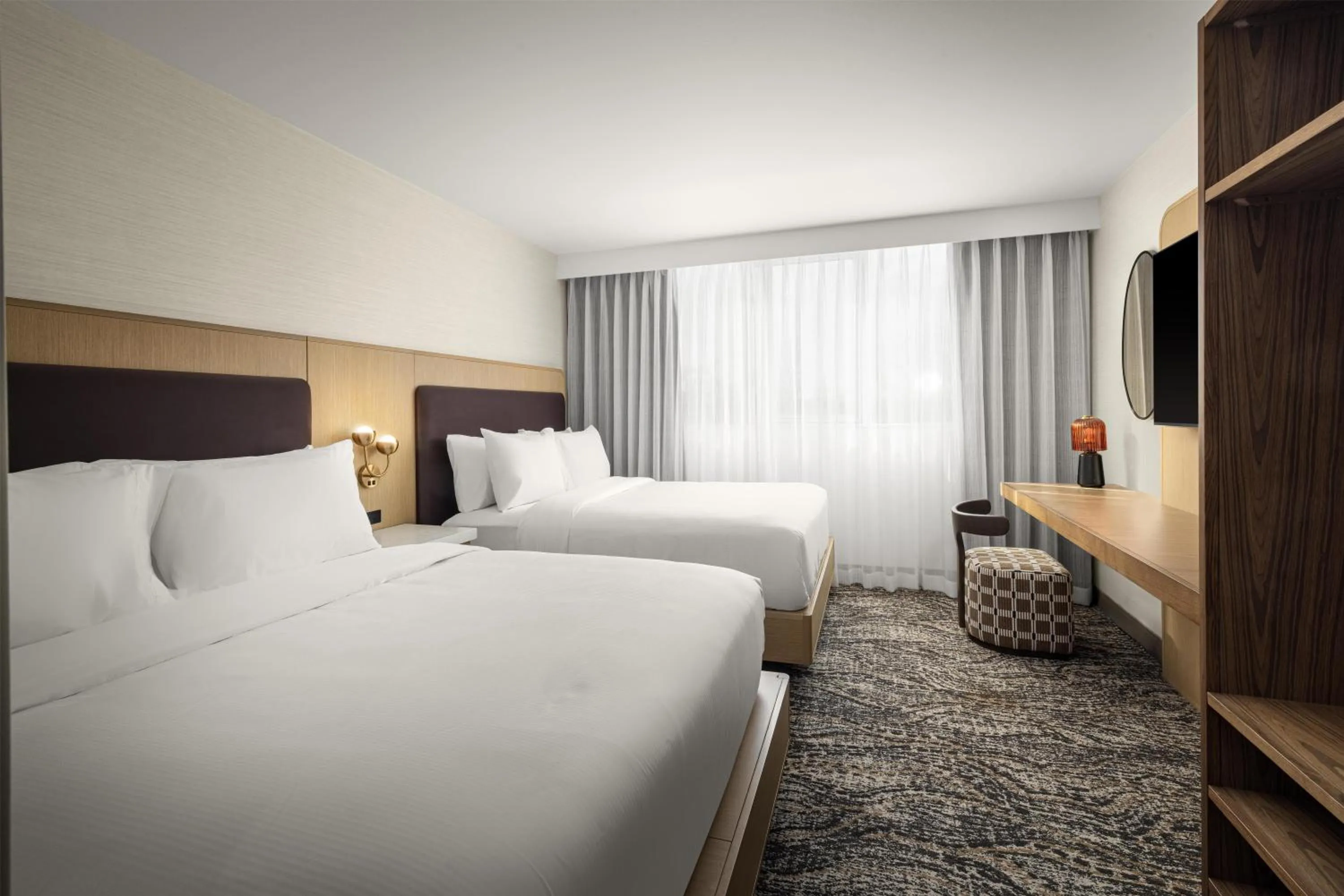 Bed in Embassy Suites by Hilton Cincinnati Northeast - Blue Ash