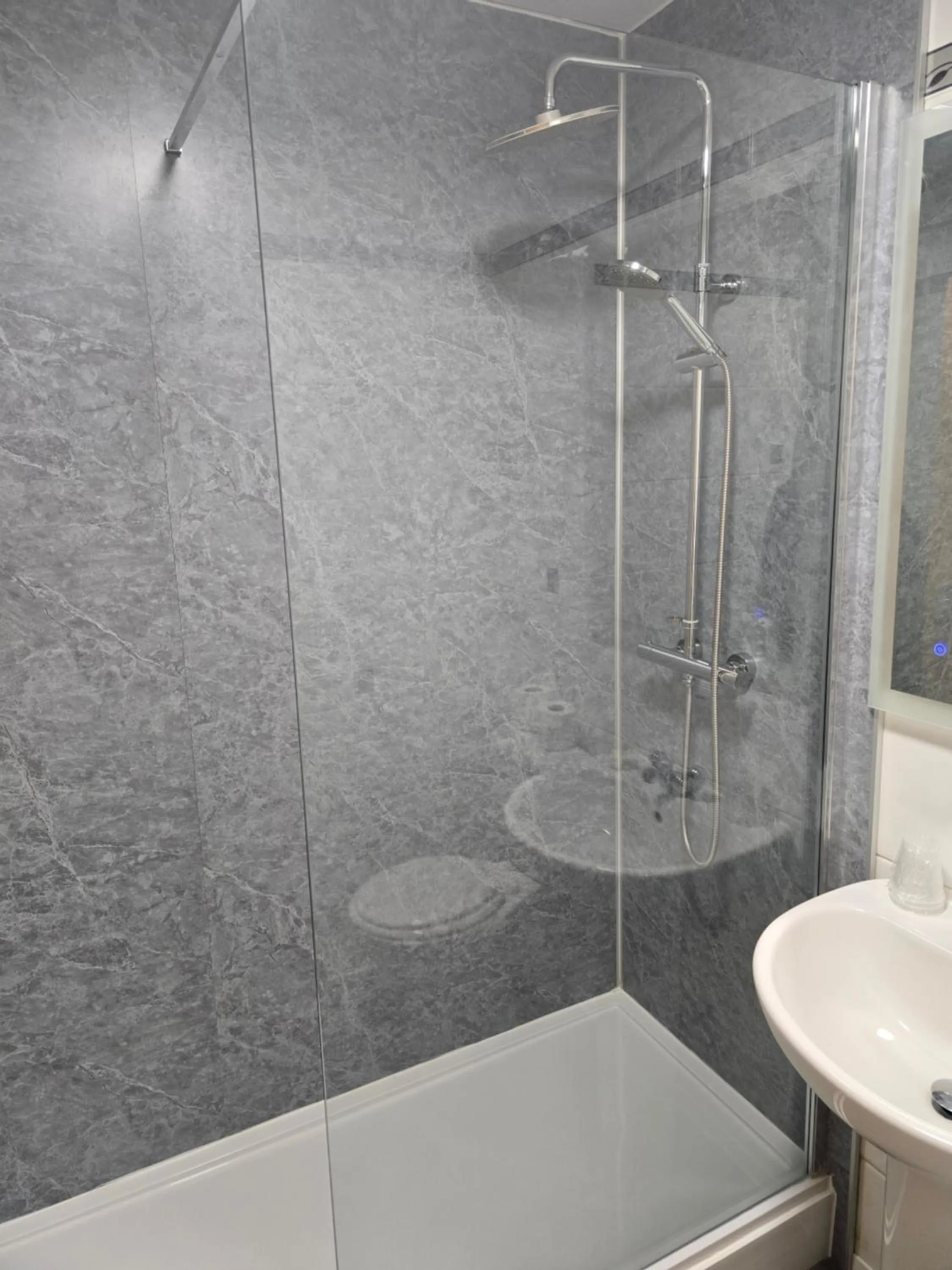 Bathroom in The Gilvenbank Hotel