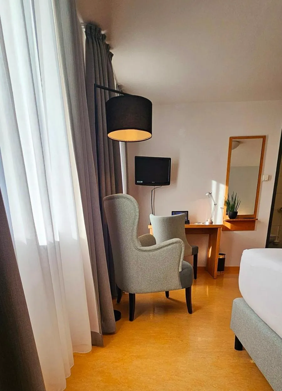 Seating area, Bed in Ecoinn