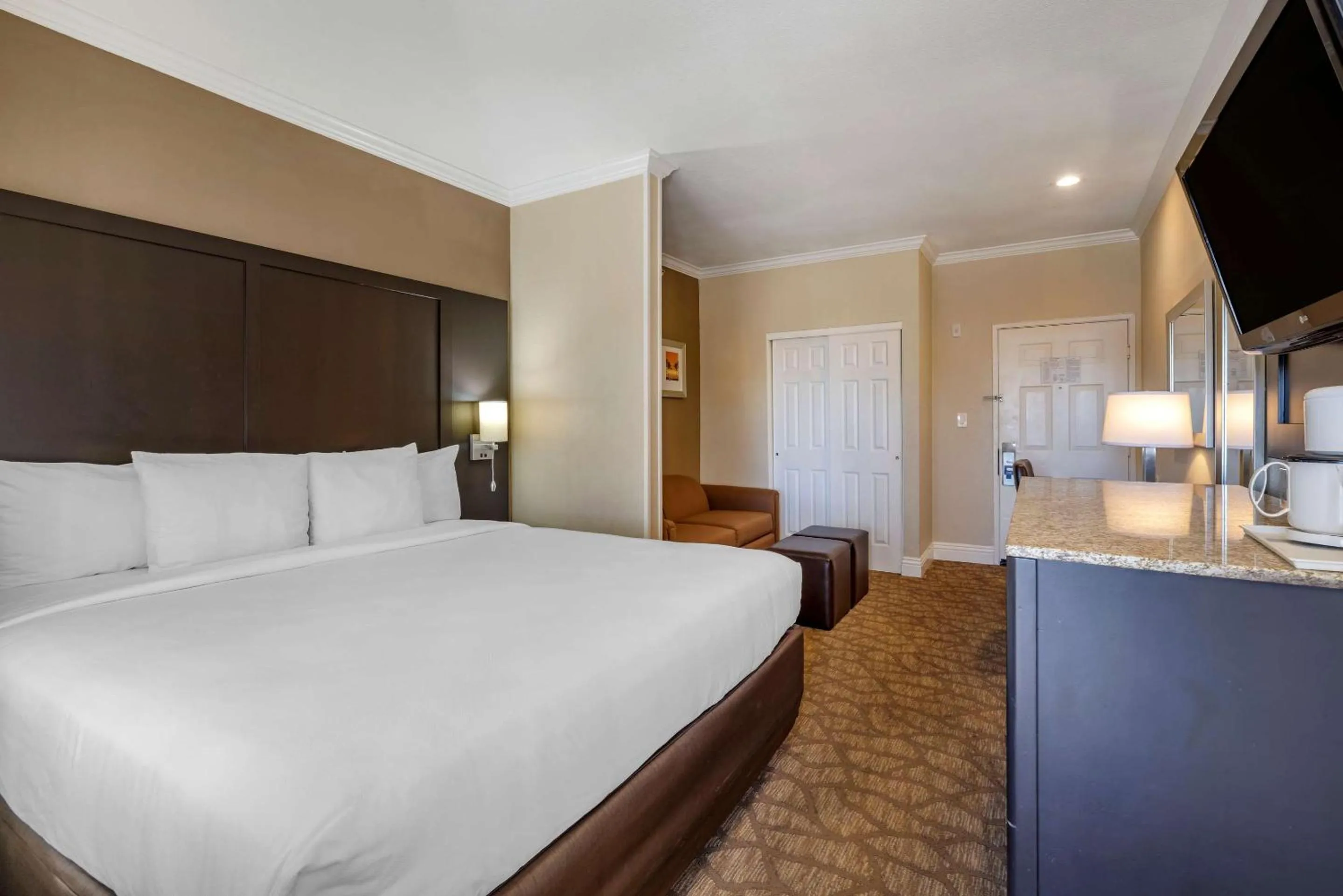 Bedroom, Bed in Comfort Inn & Suites Huntington Beach
