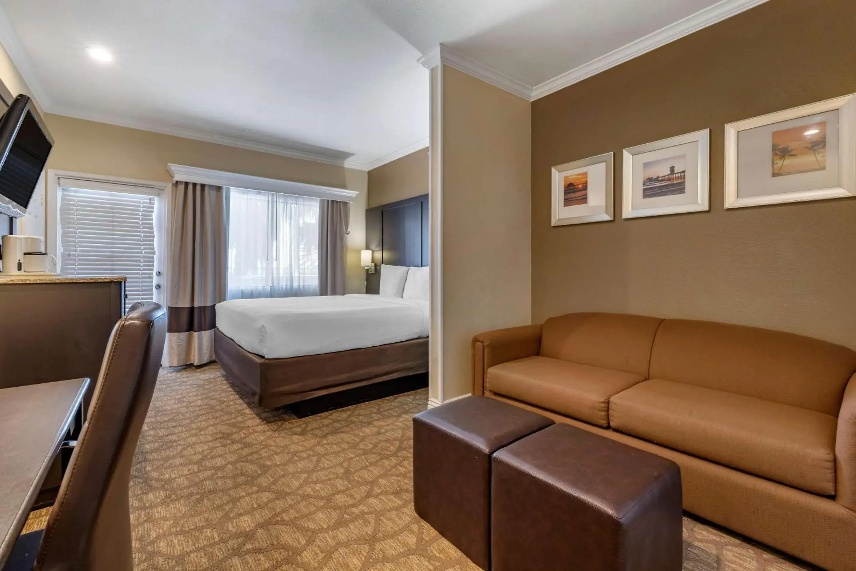 King Suite with Balcony and Jetted Tub - Non-Smoking in Comfort Inn & Suites Huntington Beach King Suite with Balcony and Jetted Tub - Non-Smoking in Comfort Inn & Suites Huntington Beach