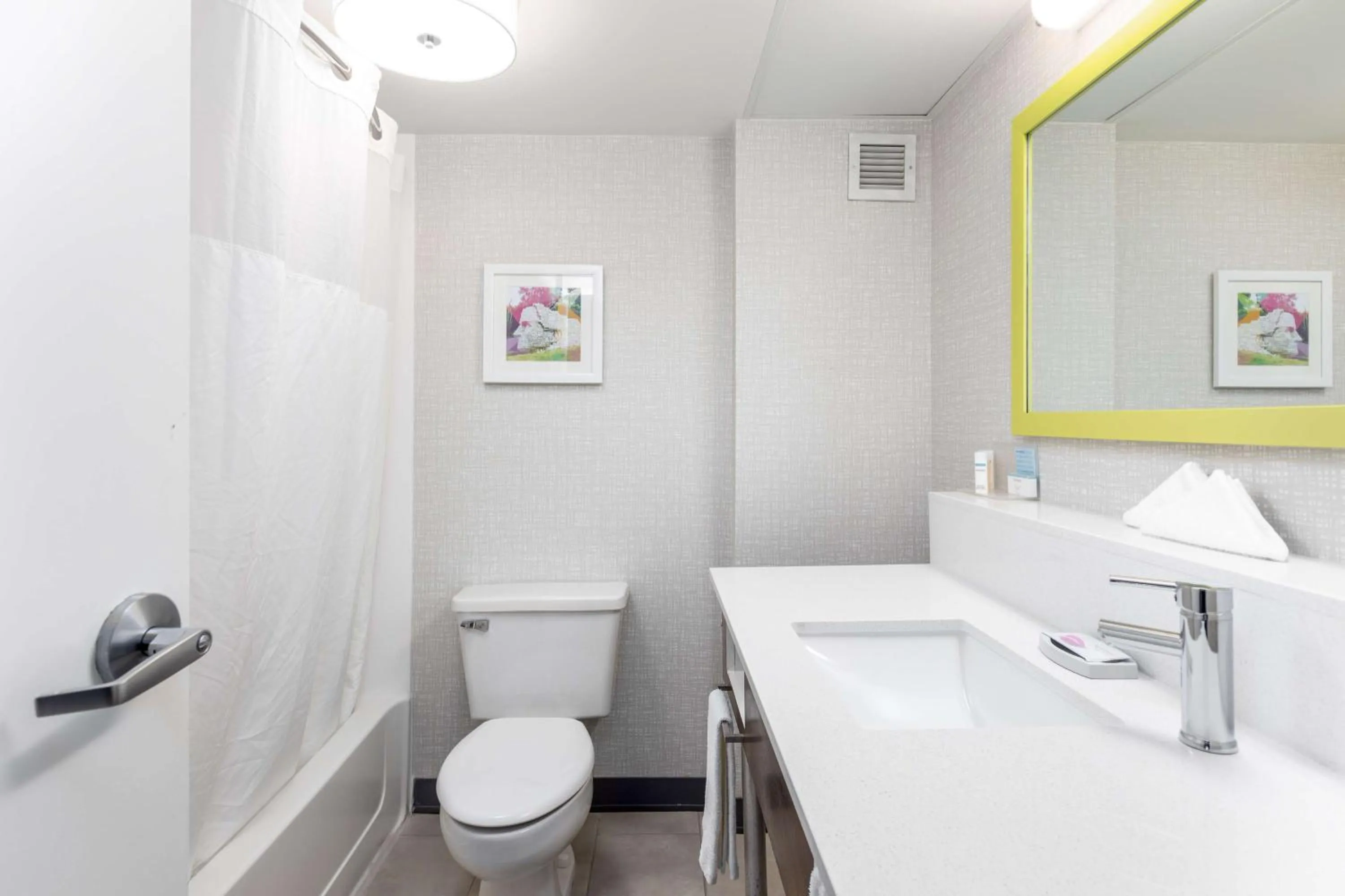 Bathroom in Hampton Inn Columbus/Dublin