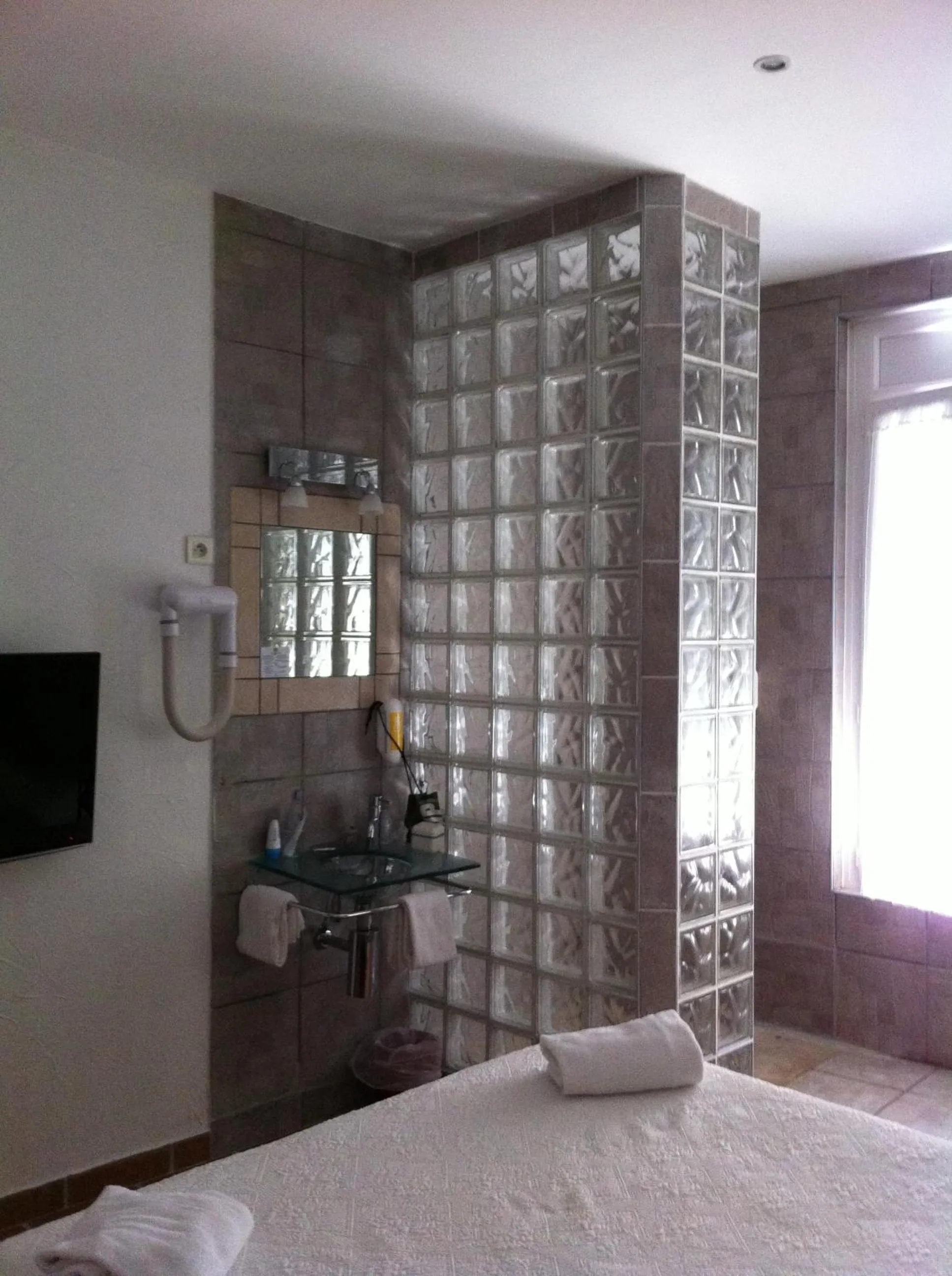 Photo of the whole room, Bed in Hotel Le 5