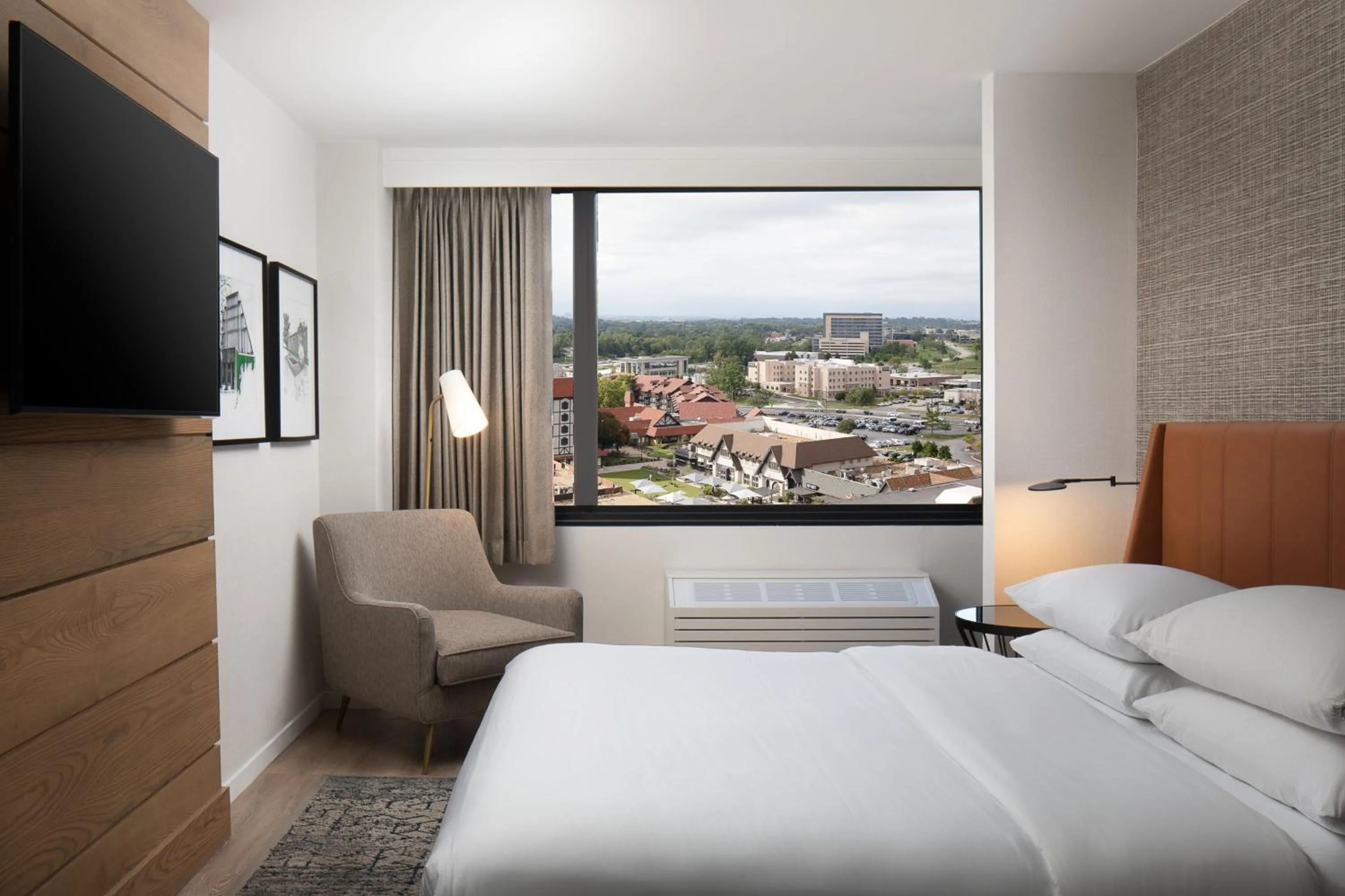 Bedroom, Bed in Sheraton Westport Plaza