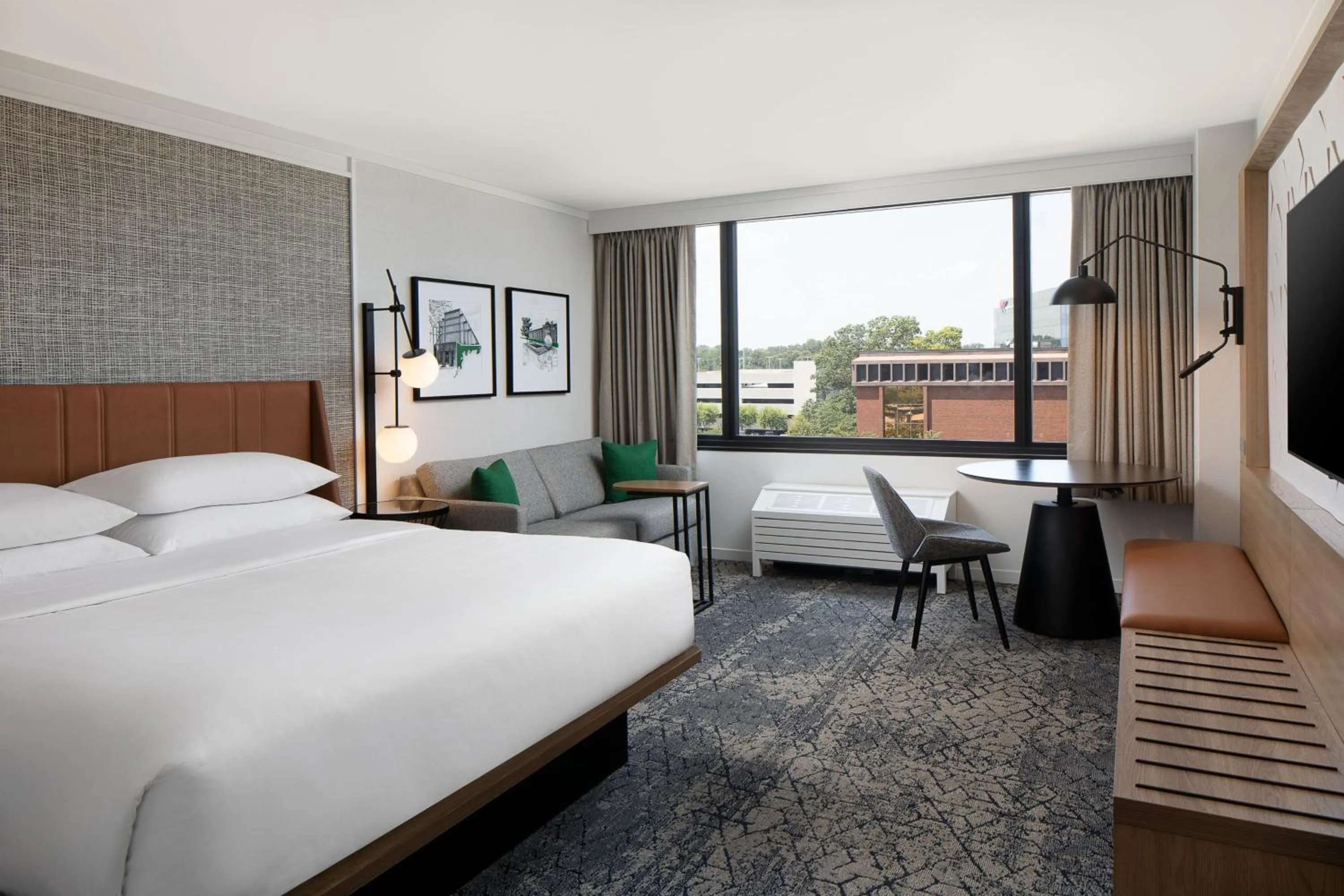 Photo of the whole room, Bed in Sheraton Westport Plaza