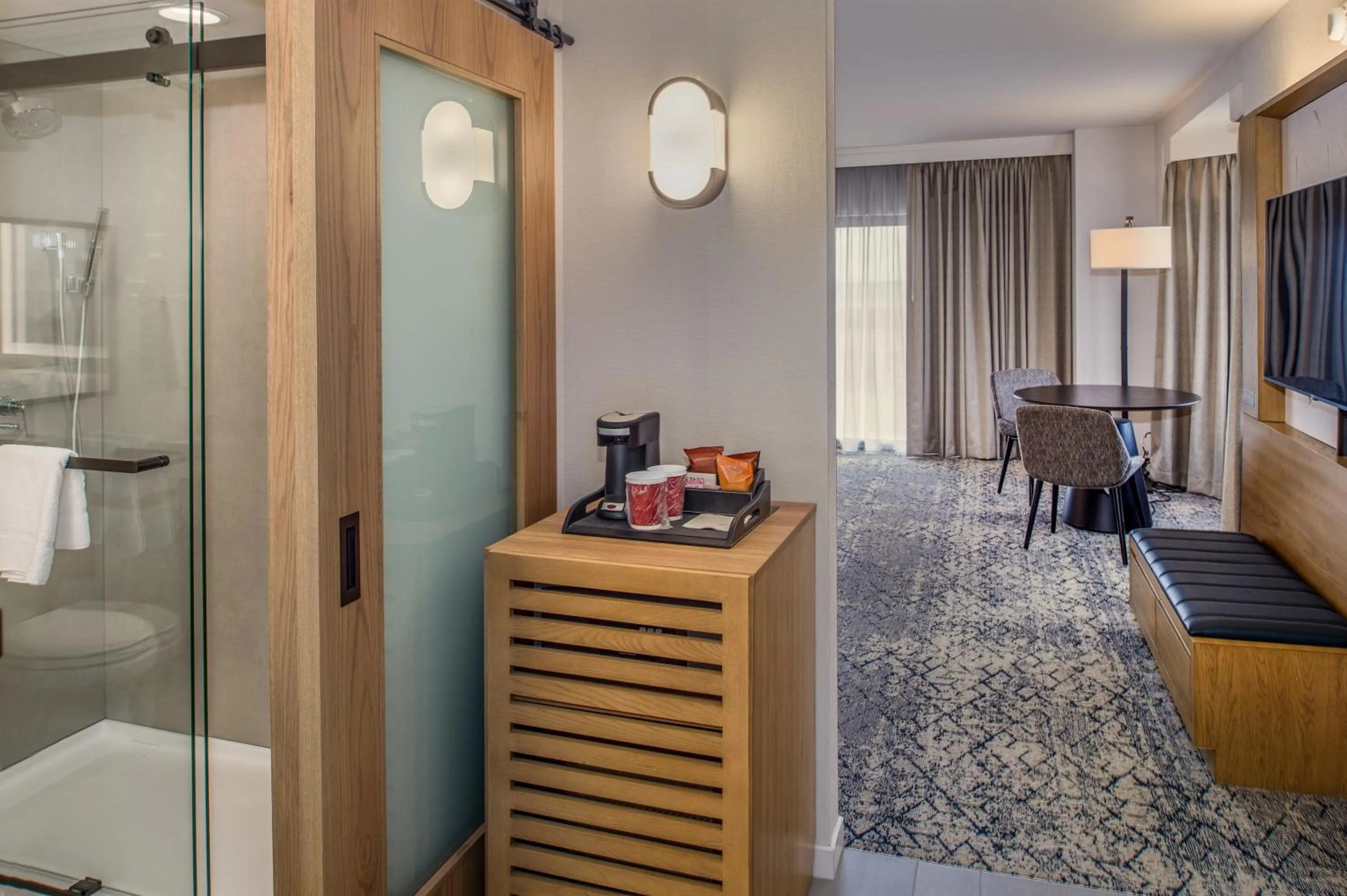 Bathroom, Bed in Sheraton Westport Plaza