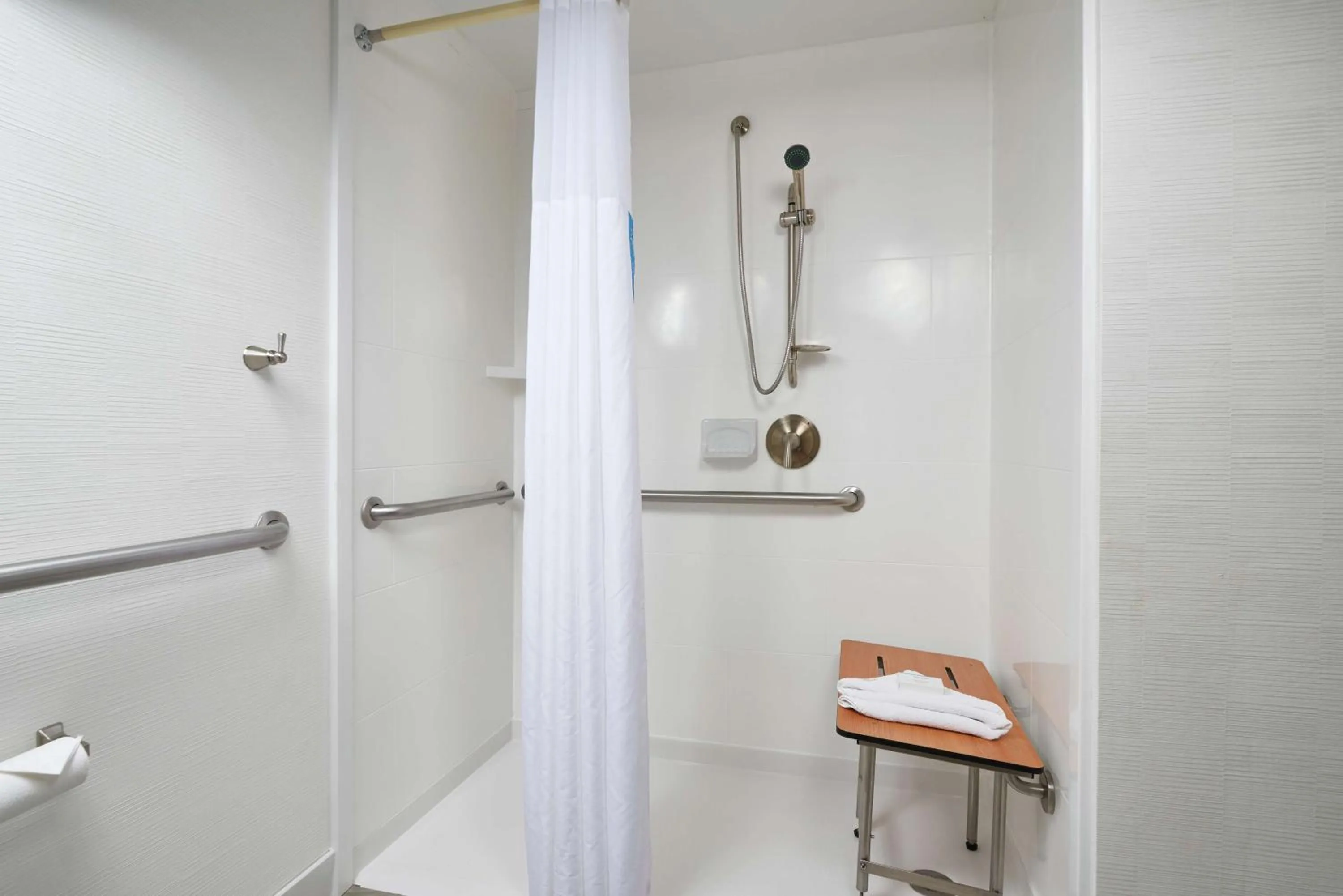 Bathroom in Hampton Inn Louisville/I-65/Brooks Road