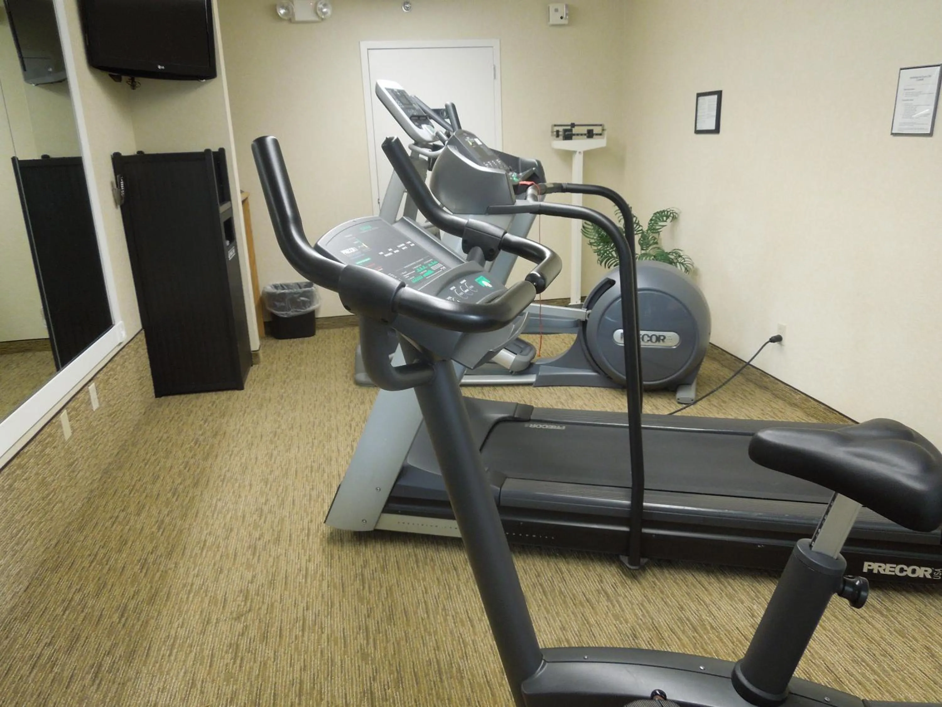 Fitness centre/facilities in Days Inn by Wyndham Harrisburg North