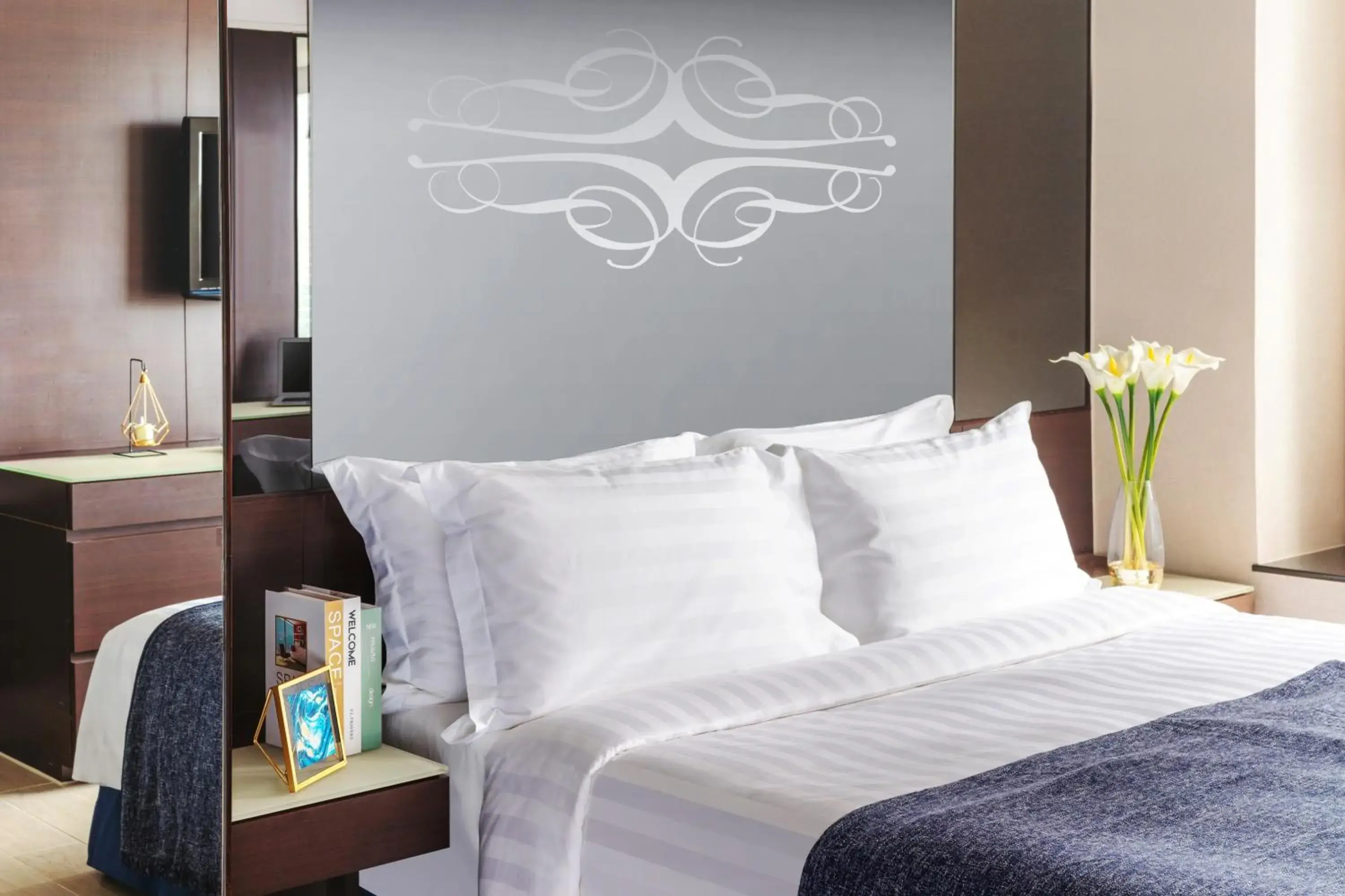 Photo of the whole room, Bed in Harbour Plaza 8 Degrees Photo of the whole room, Bed in Harbour Plaza 8 Degrees