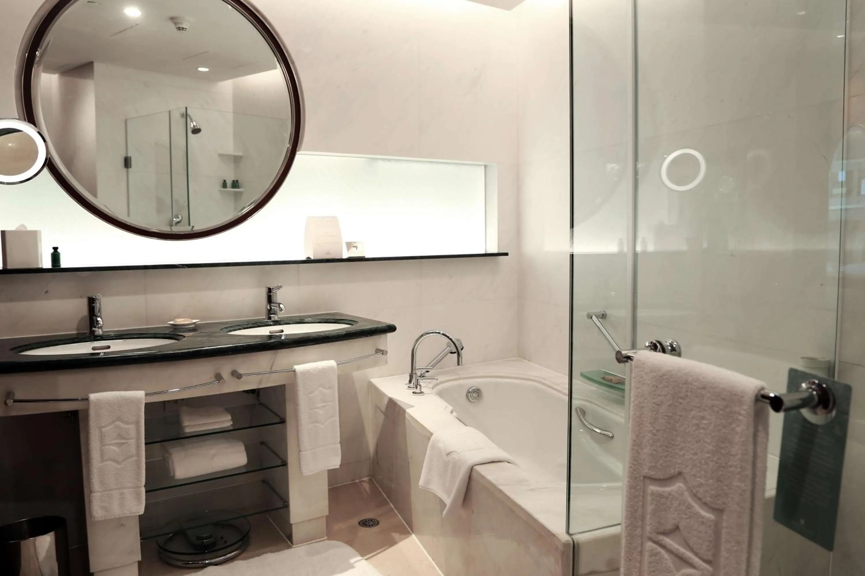 Bedroom in Pudong Shangri-La, Shanghai