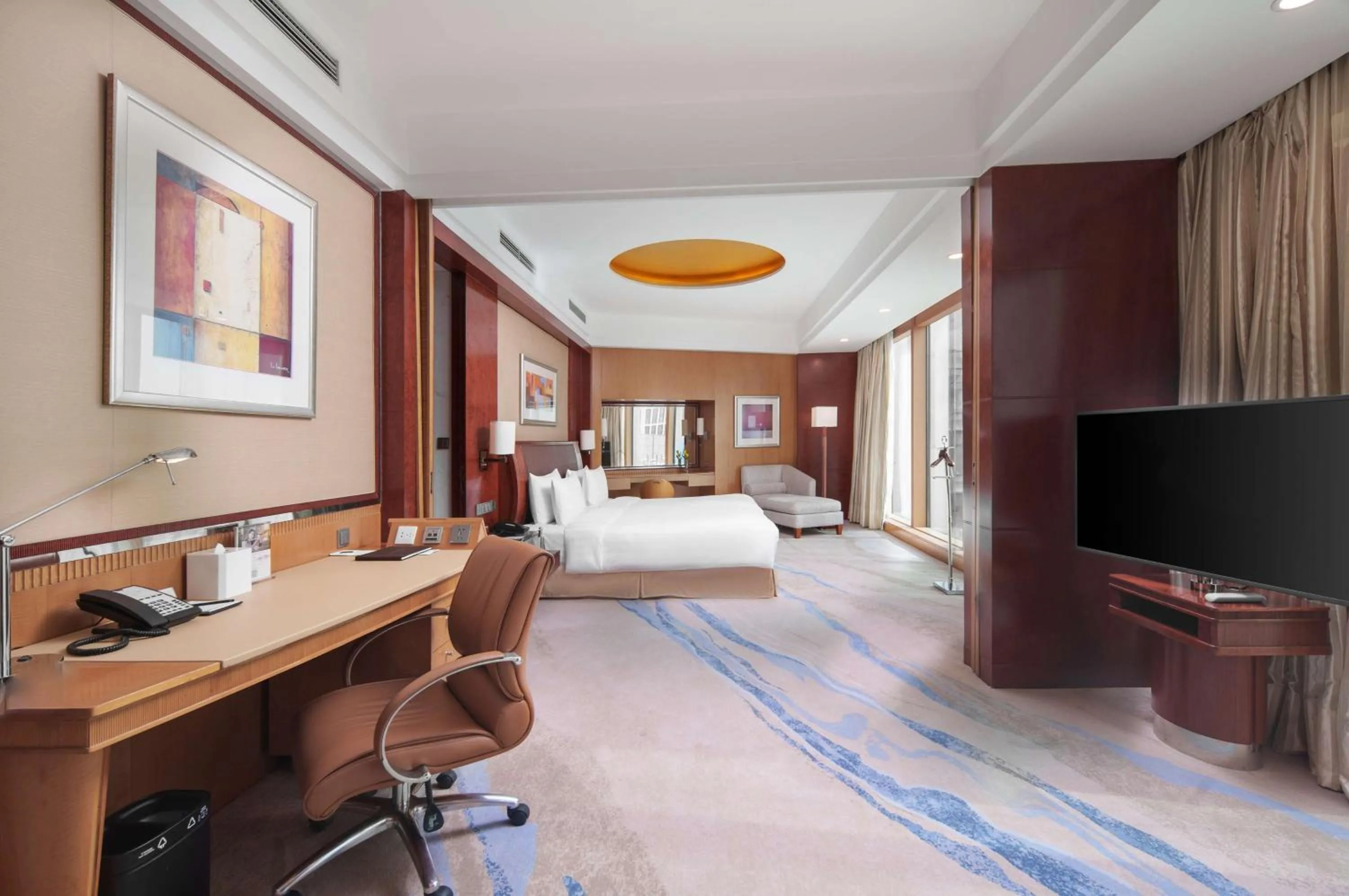 Bedroom, Bed in Pudong Shangri-La, Shanghai