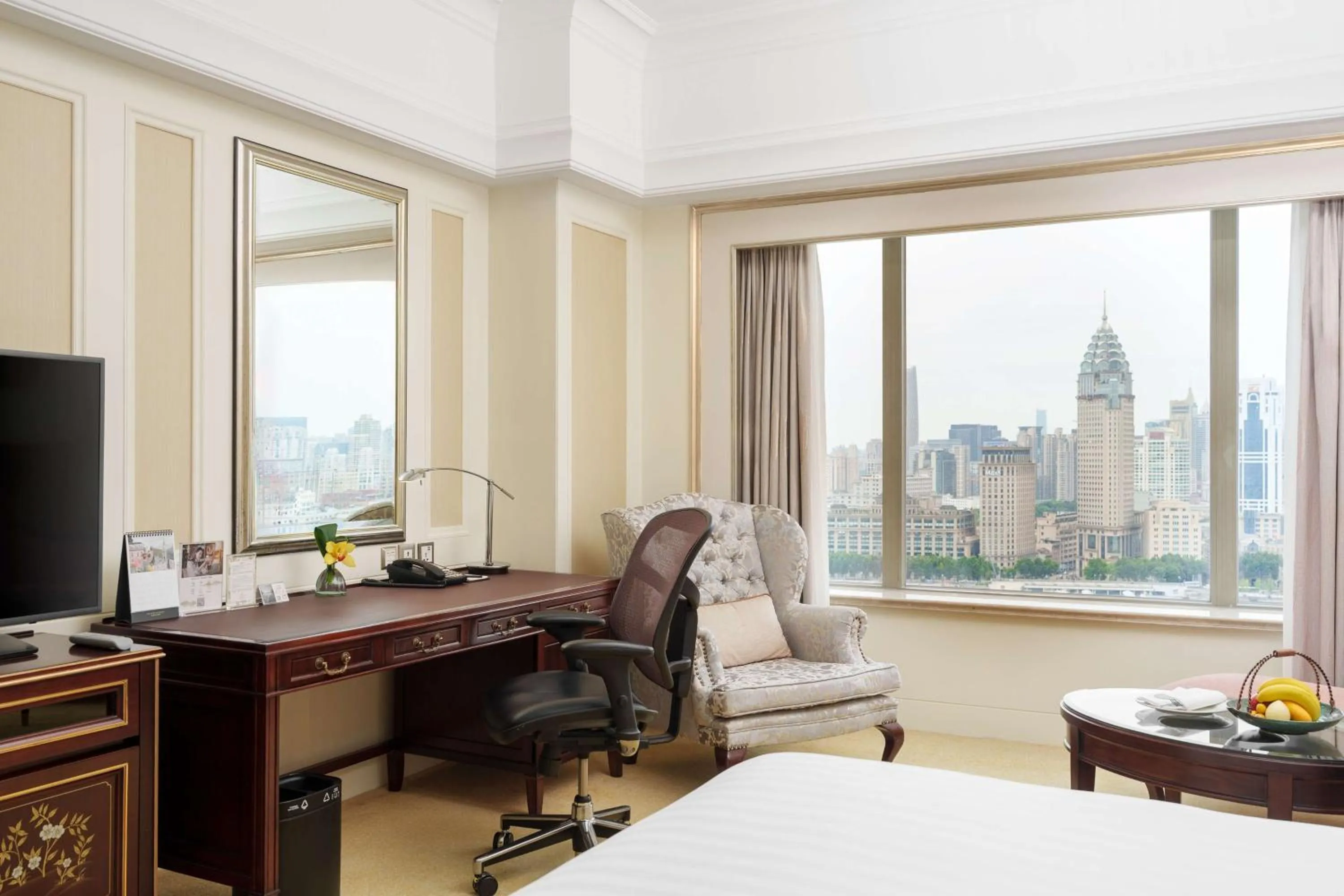 Bedroom in Pudong Shangri-La, Shanghai